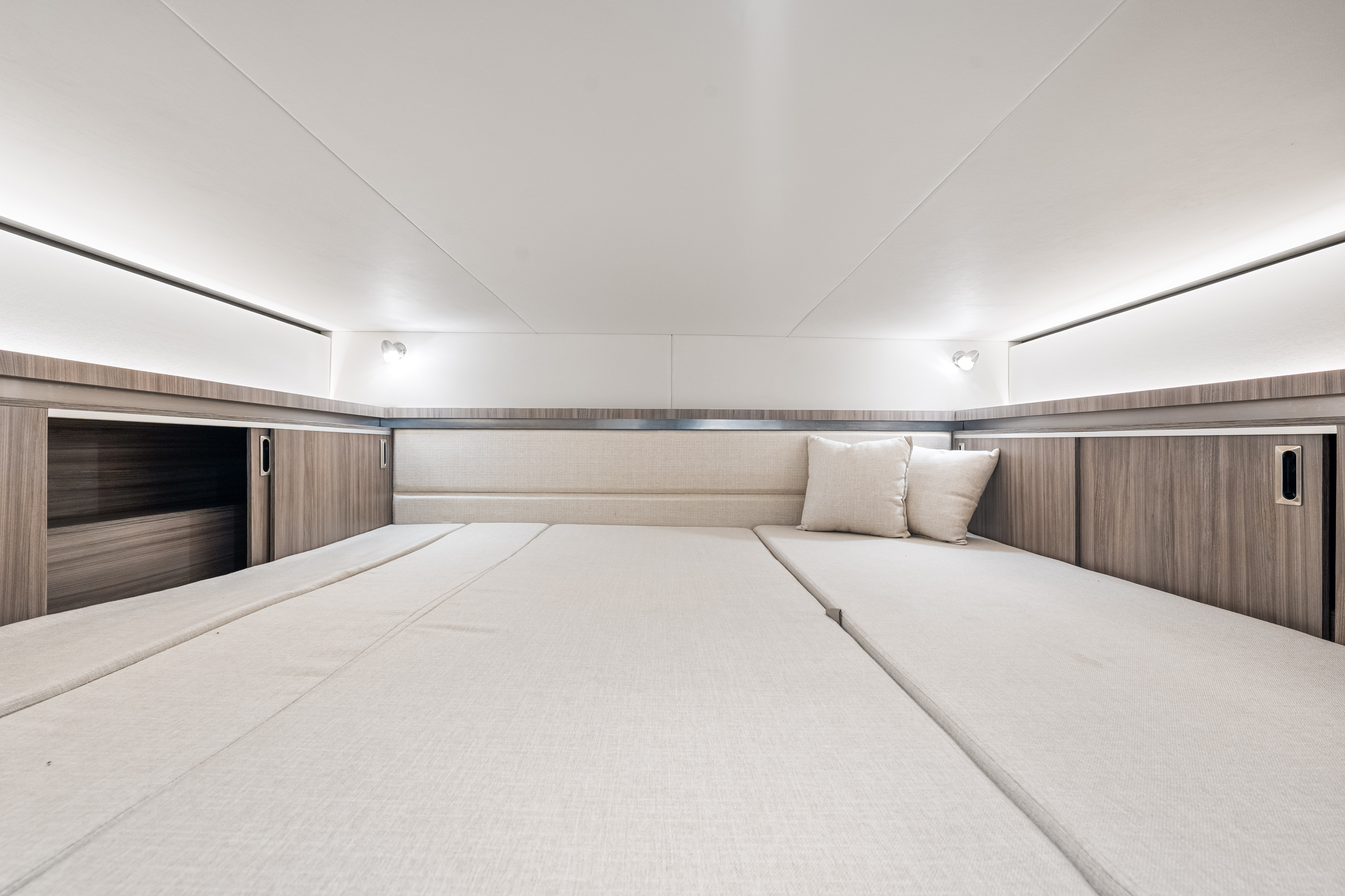 2025 Sea Ray Sundancer 320 Outboard Image Thumbnail #35