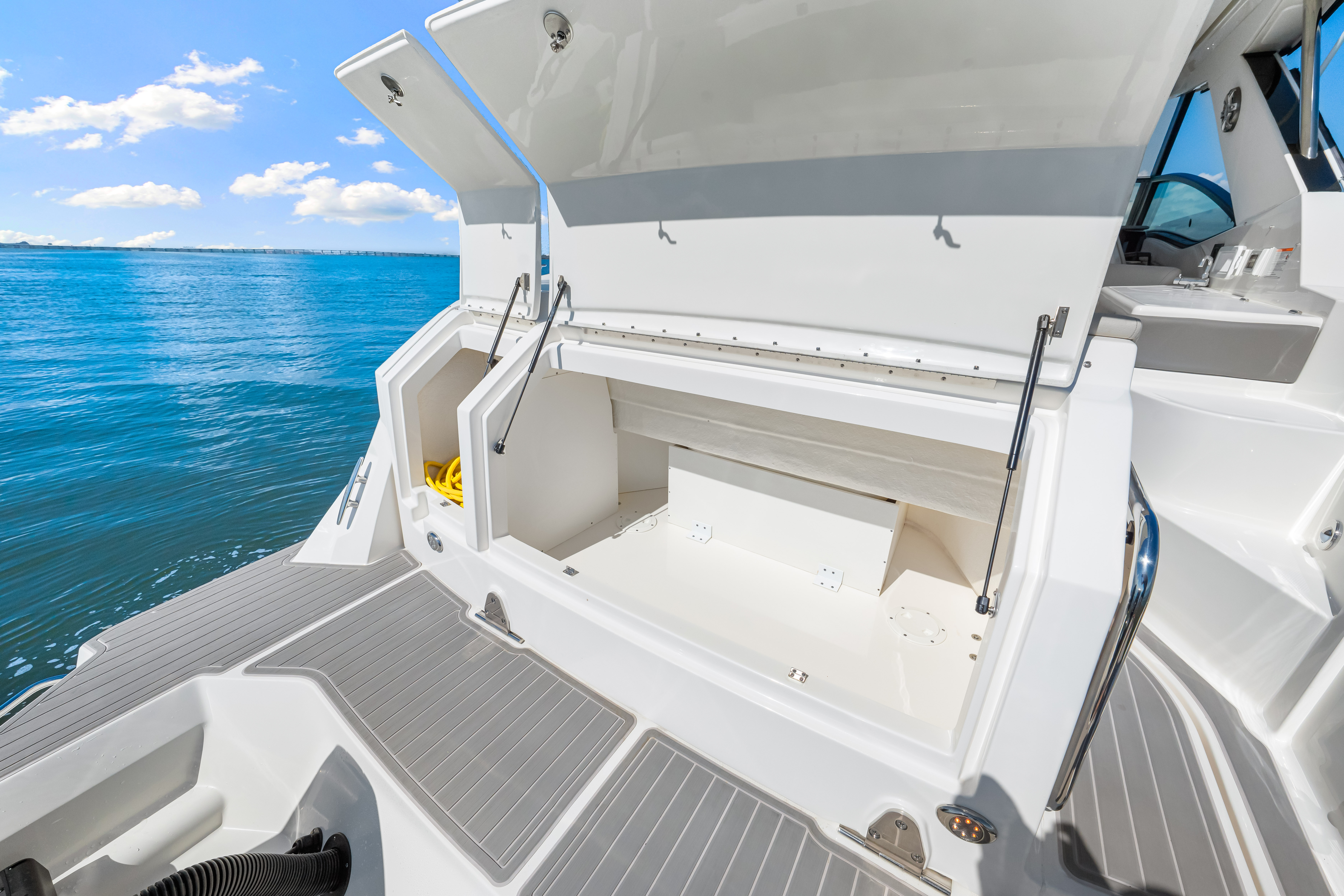 2025 Sea Ray Sundancer 320 Outboard Image Thumbnail #18