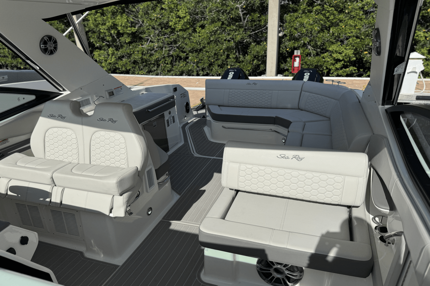 2025 Sea Ray Sundancer 320 Outboard Image Thumbnail #31