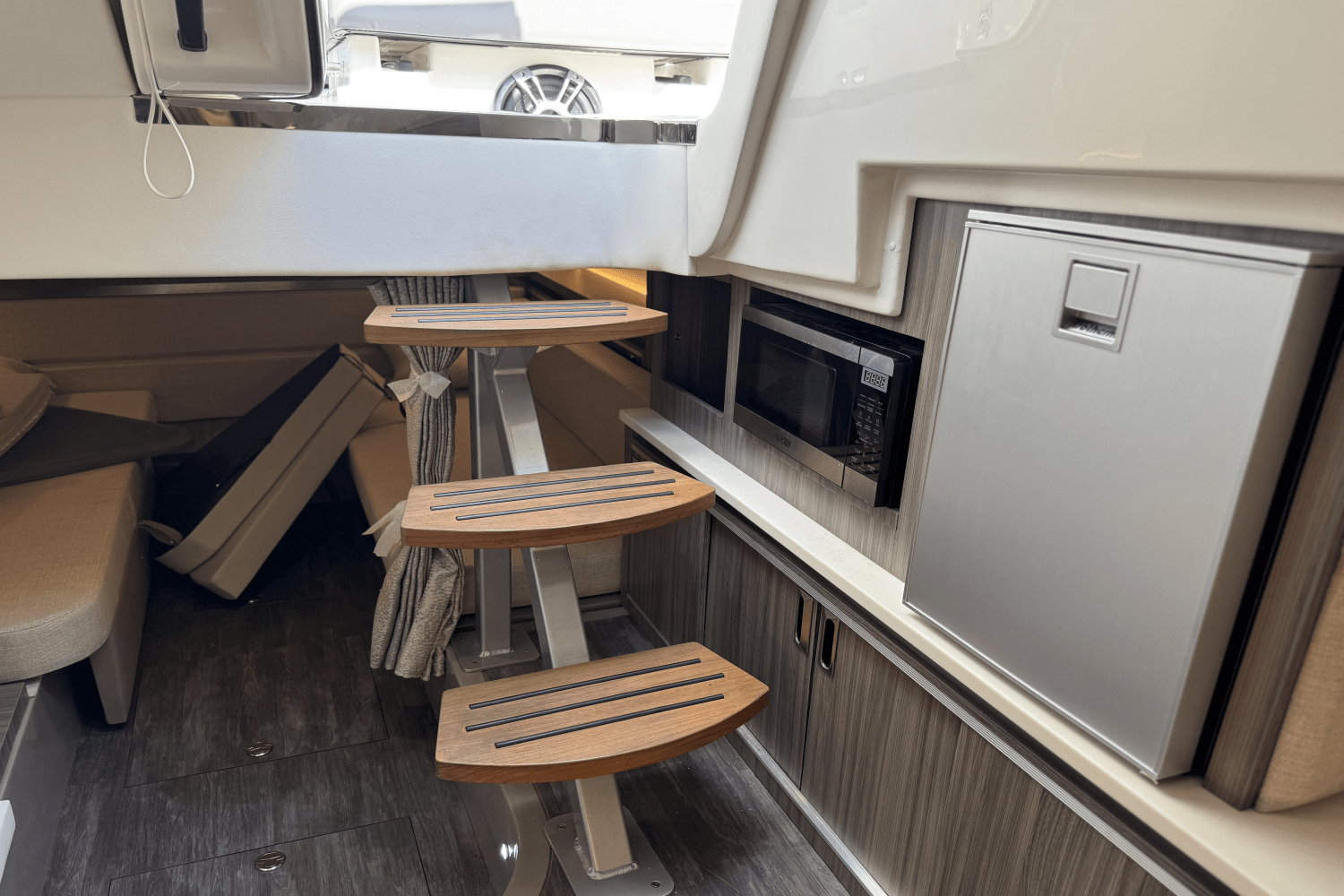 2025 Sea Ray Sundancer 320 Outboard Image Thumbnail #38