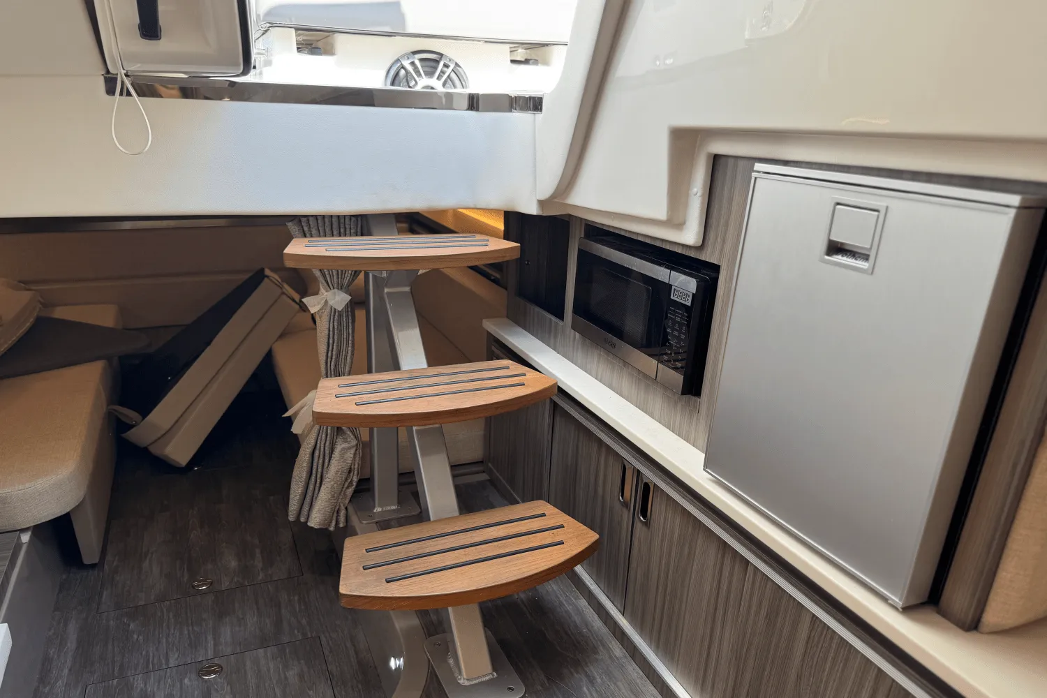 2025 Sea Ray Sundancer 320 Outboard Image Thumbnail #38