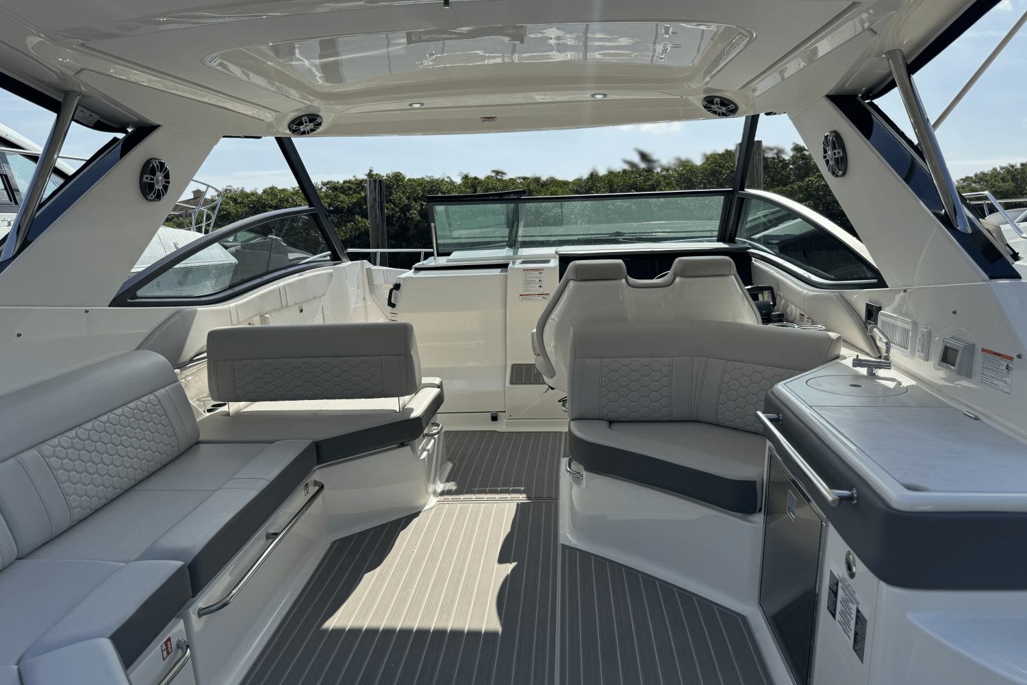 2025 Sea Ray Sundancer 320 Outboard Image Thumbnail #14