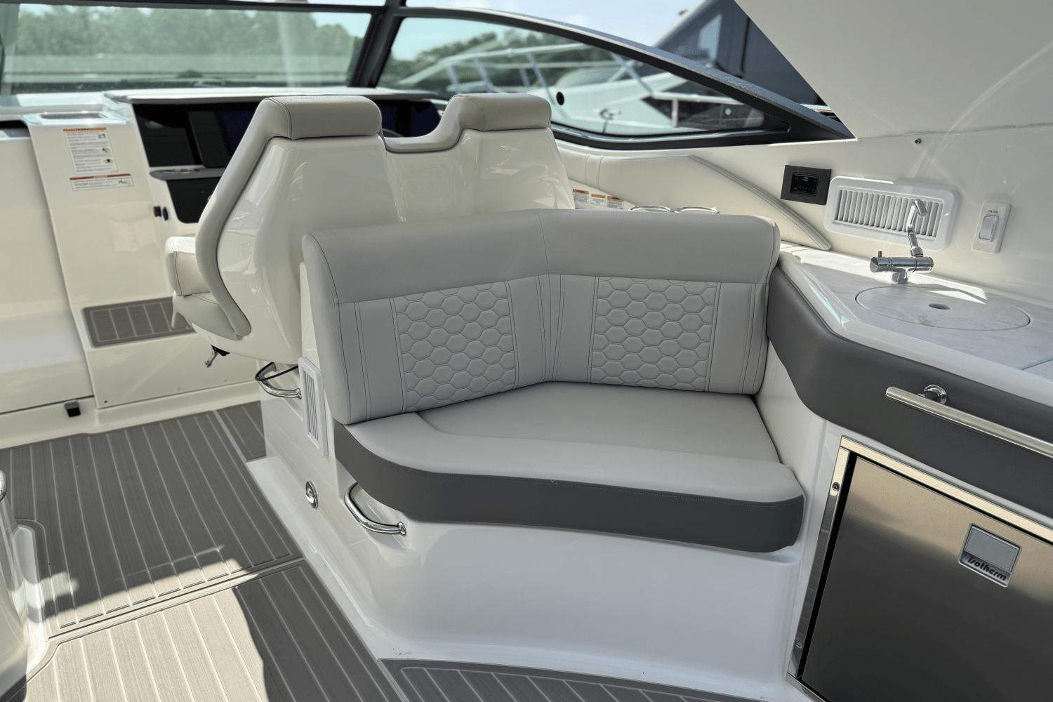 2025 Sea Ray Sundancer 320 Outboard Image Thumbnail #20