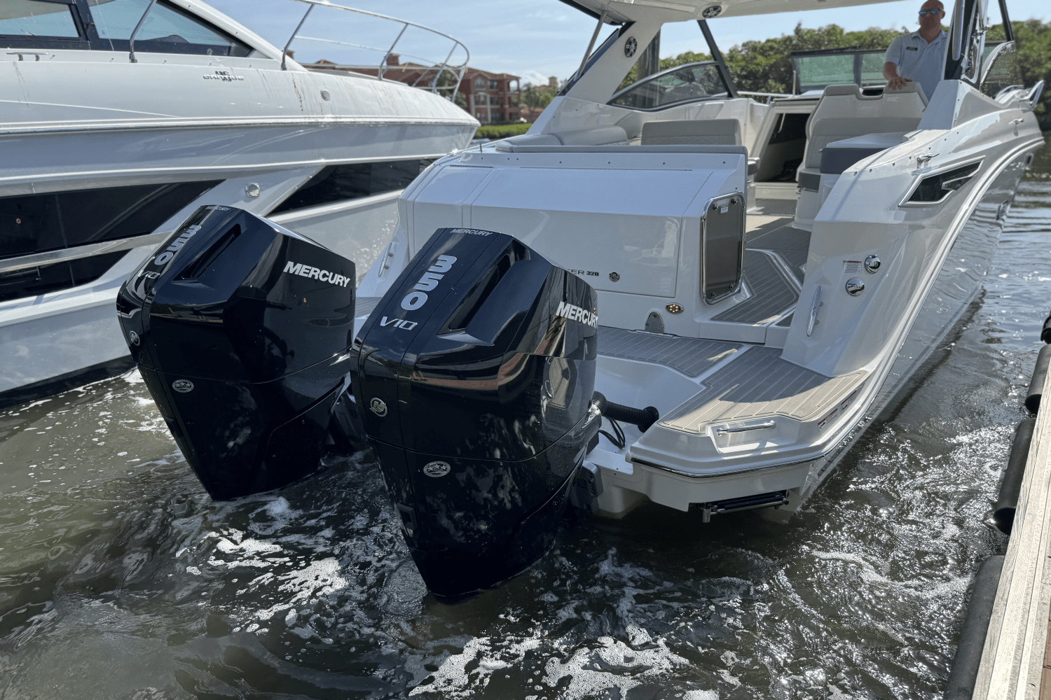 2025 Sea Ray Sundancer 320 Outboard Image Thumbnail #12
