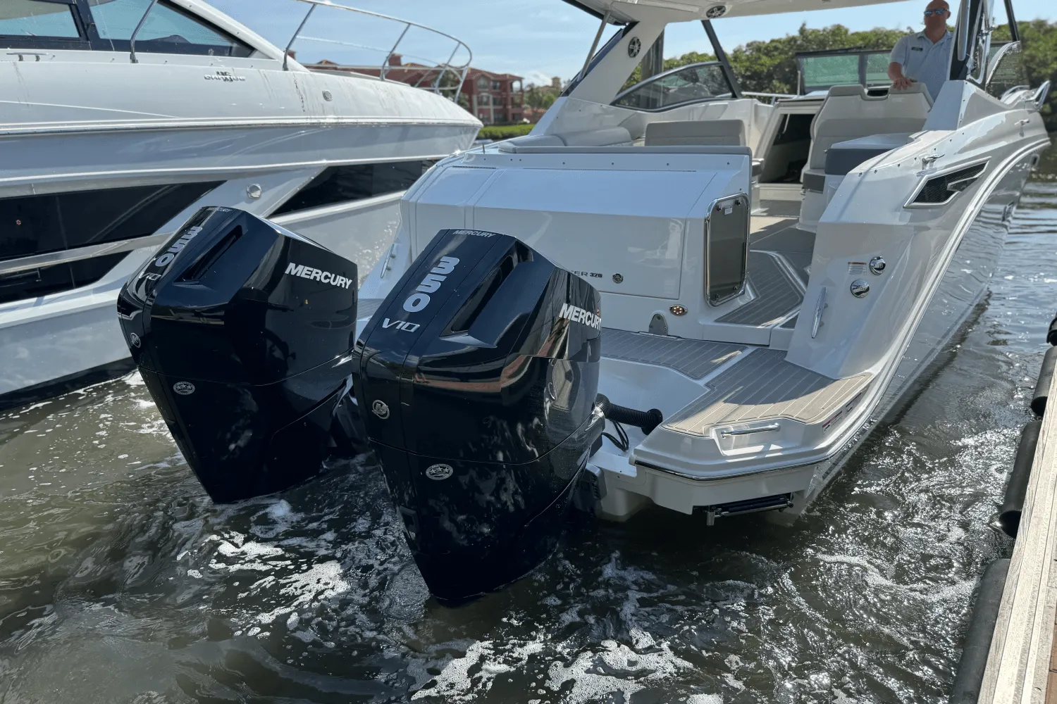 2025 Sea Ray Sundancer 320 Outboard Image Thumbnail #12