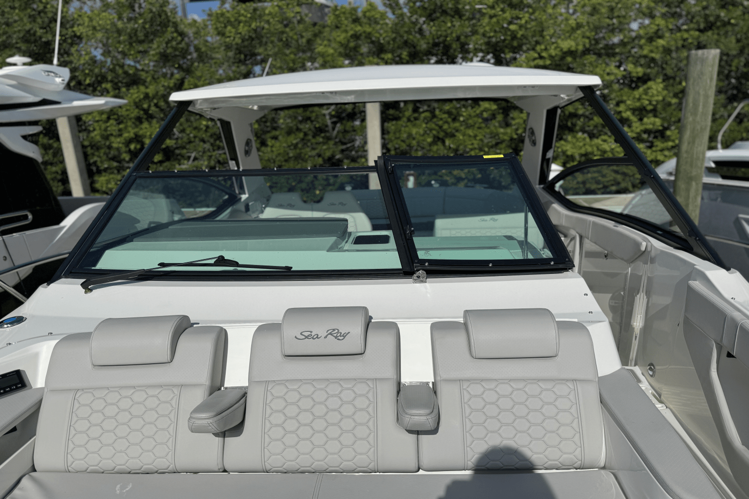 2025 Sea Ray Sundancer 320 Outboard Image Thumbnail #30