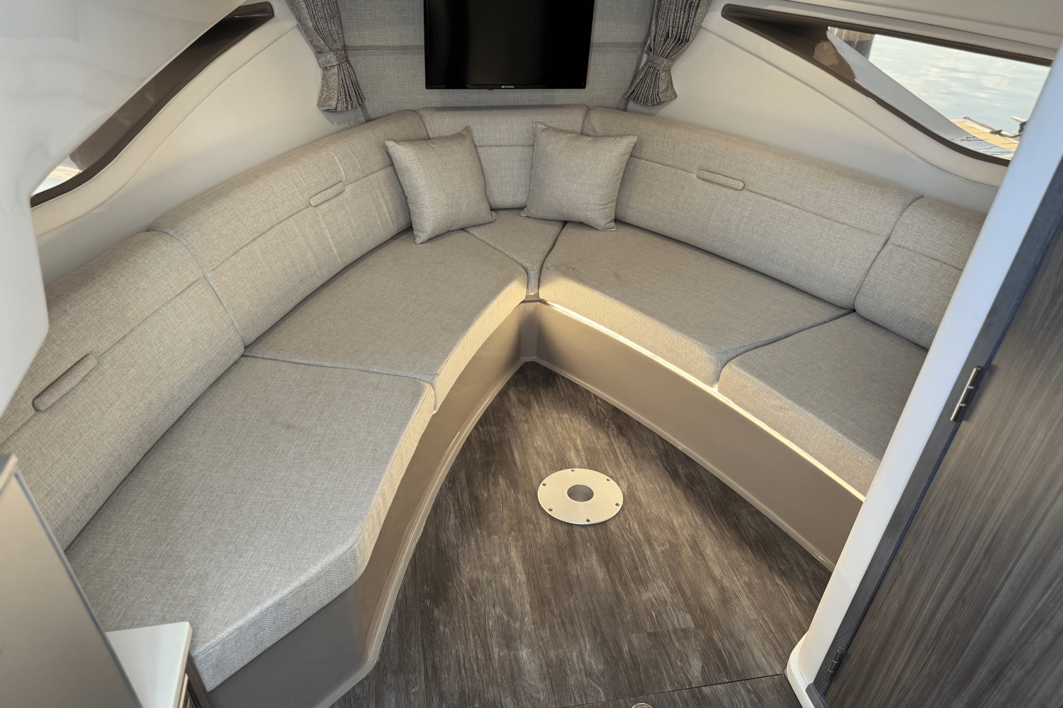 2025 Sea Ray Sundancer 320 Outboard Image Thumbnail #37