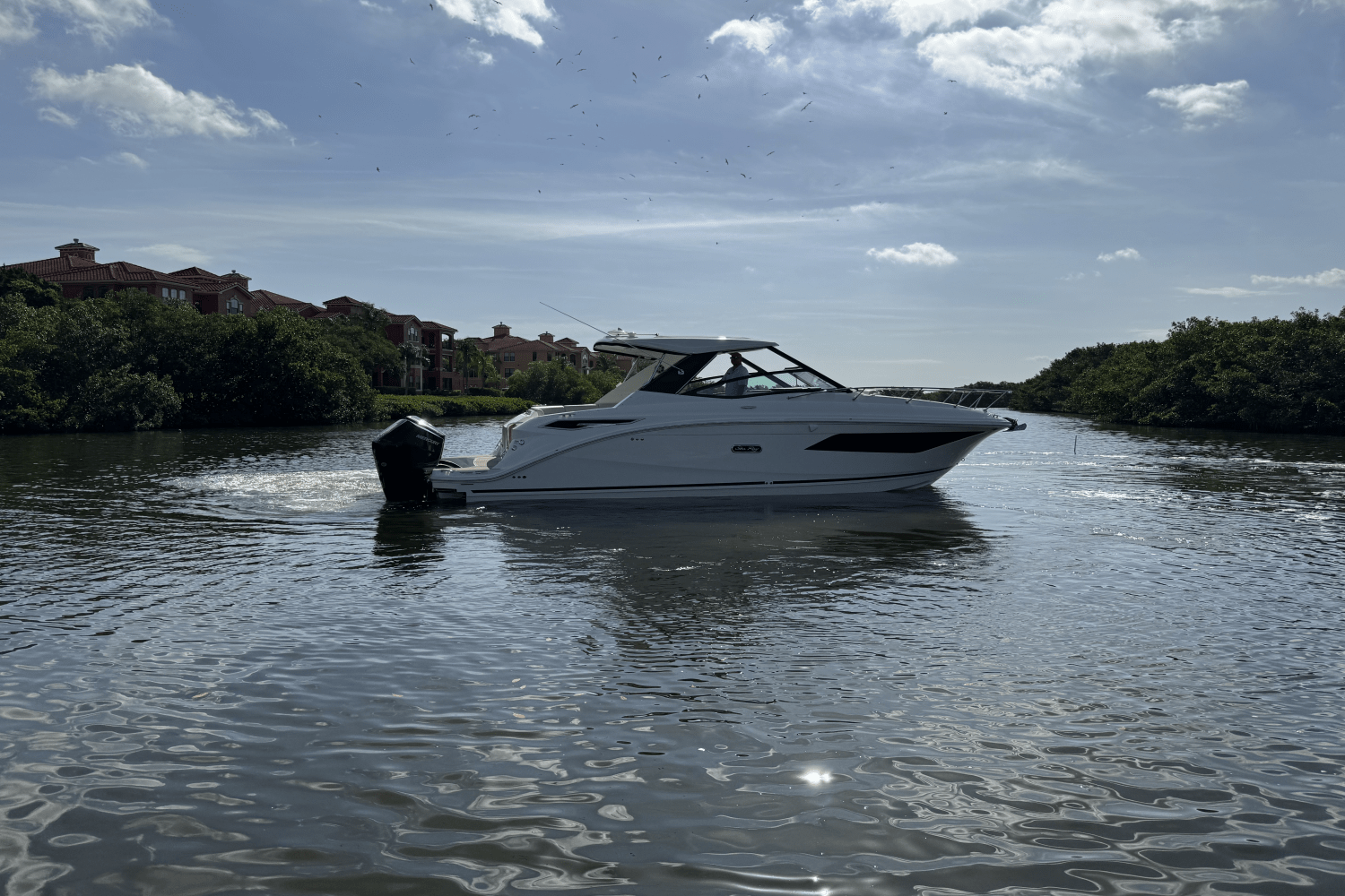 2025 Sea Ray Sundancer 320 Outboard Image Thumbnail #9