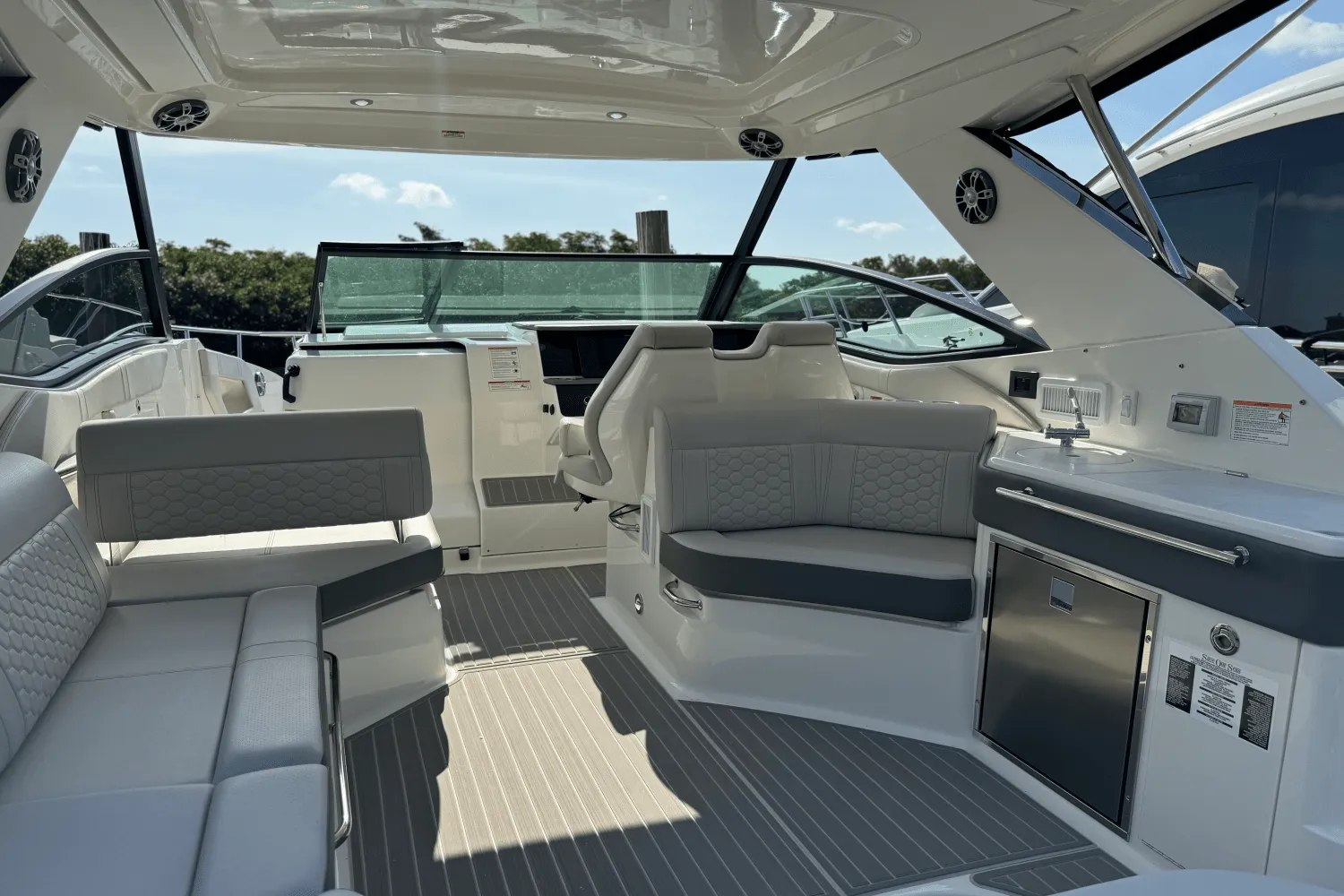 2025 Sea Ray Sundancer 320 Outboard Image Thumbnail #16