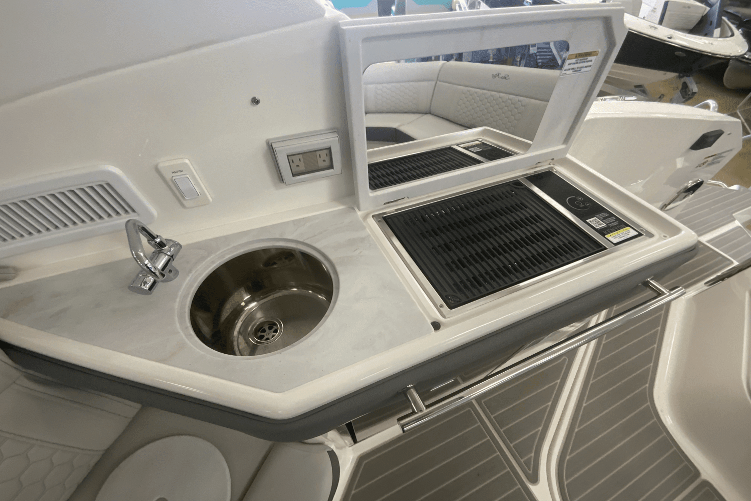 2025 Sea Ray Sundancer 320 Outboard Image Thumbnail #10