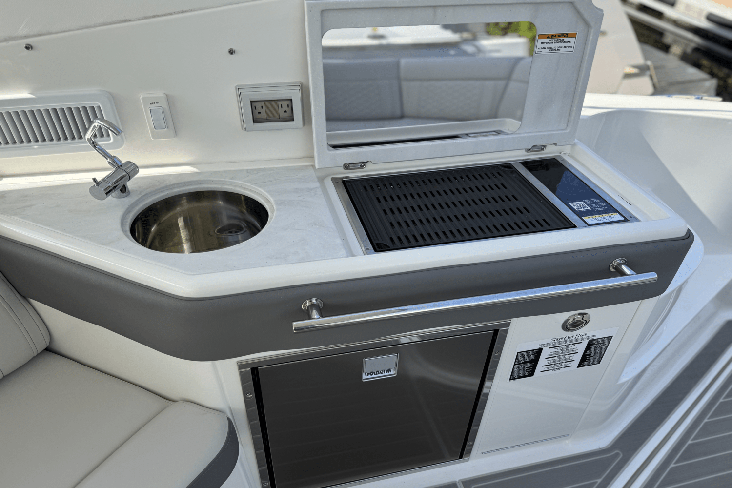 2025 Sea Ray Sundancer 320 Outboard Image Thumbnail #18