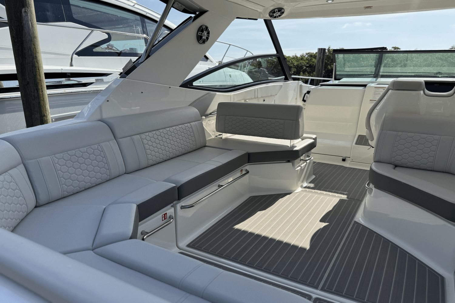 2025 Sea Ray Sundancer 320 Outboard Image Thumbnail #15