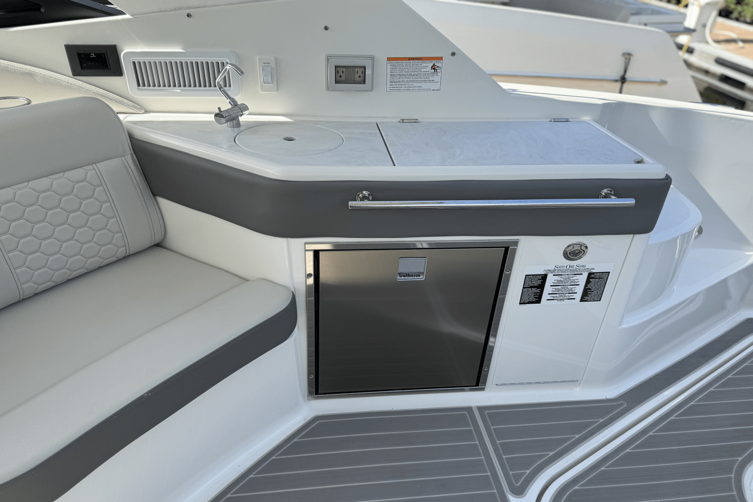 2025 Sea Ray Sundancer 320 Outboard Image Thumbnail #17