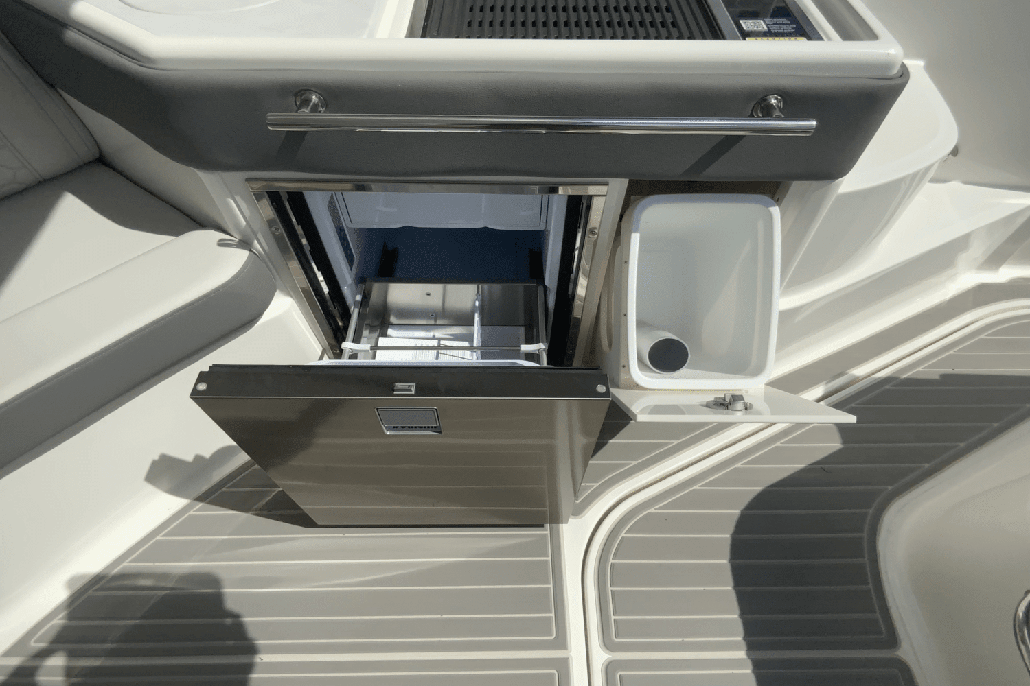 2025 Sea Ray Sundancer 320 Outboard Image Thumbnail #13