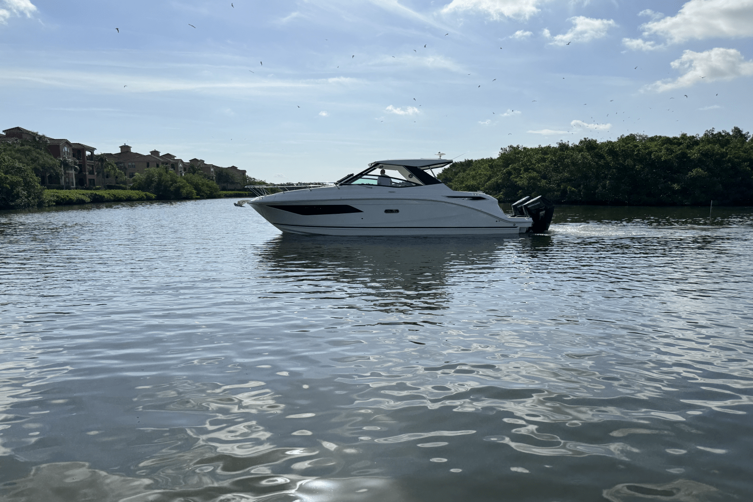 2025 Sea Ray Sundancer 320 Outboard Image Thumbnail #2