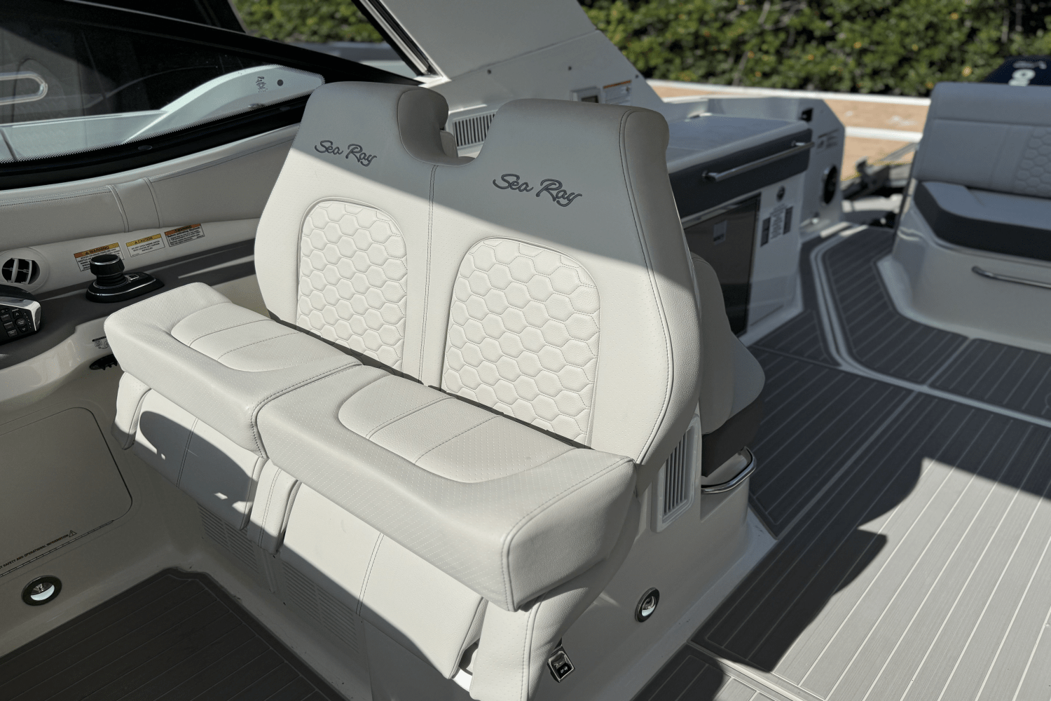 2025 Sea Ray Sundancer 320 Outboard Image Thumbnail #32