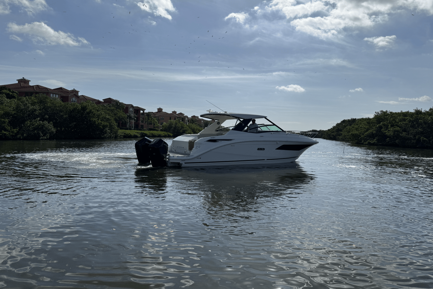 2025 Sea Ray Sundancer 320 Outboard Image Thumbnail #10