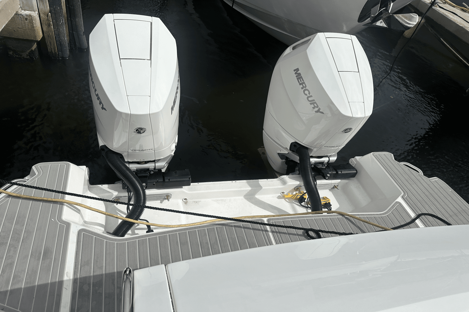 2025 Sea Ray Sundancer 320 Outboard Image Thumbnail #7