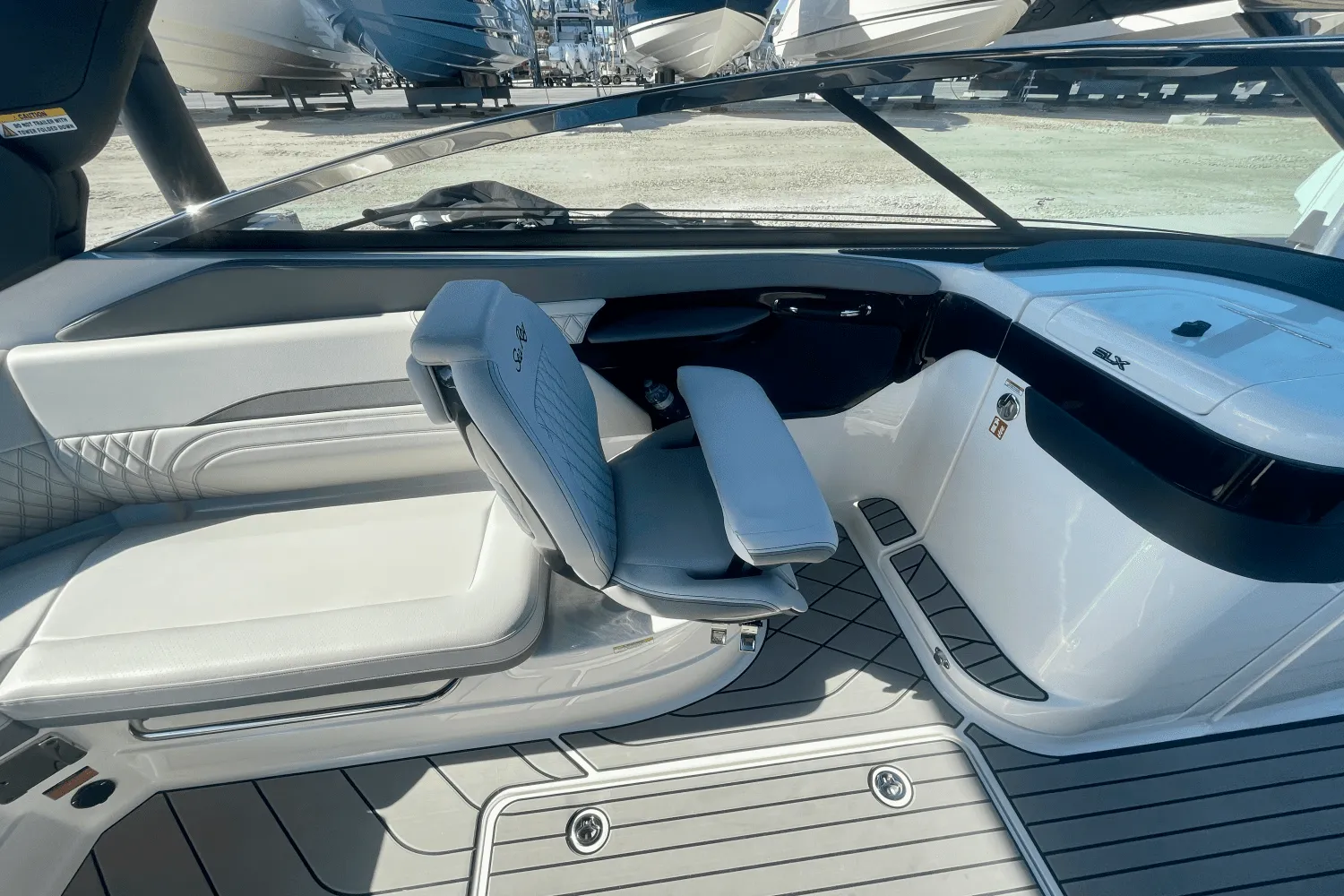 2025 Sea Ray SLX 260 Outboard Image Thumbnail #11