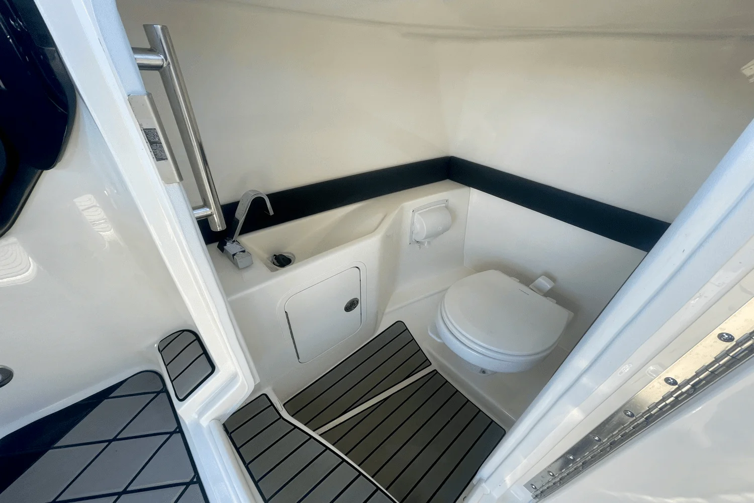 2025 Sea Ray SLX 260 Outboard Image Thumbnail #10