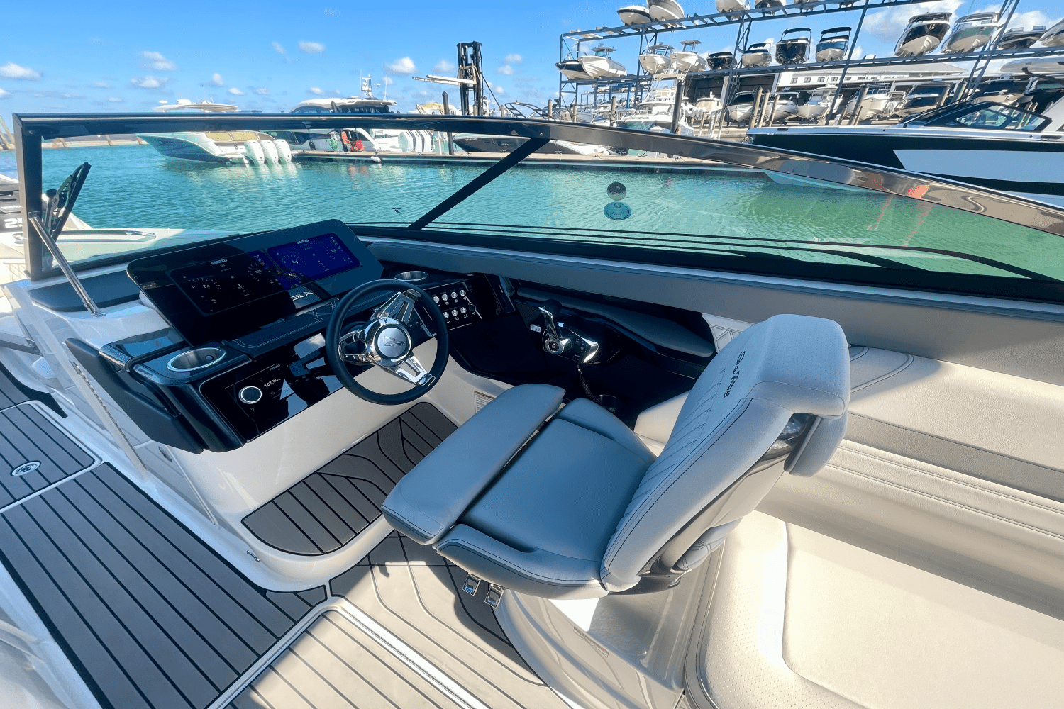 2025 Sea Ray SLX 260 Outboard Image Thumbnail #7