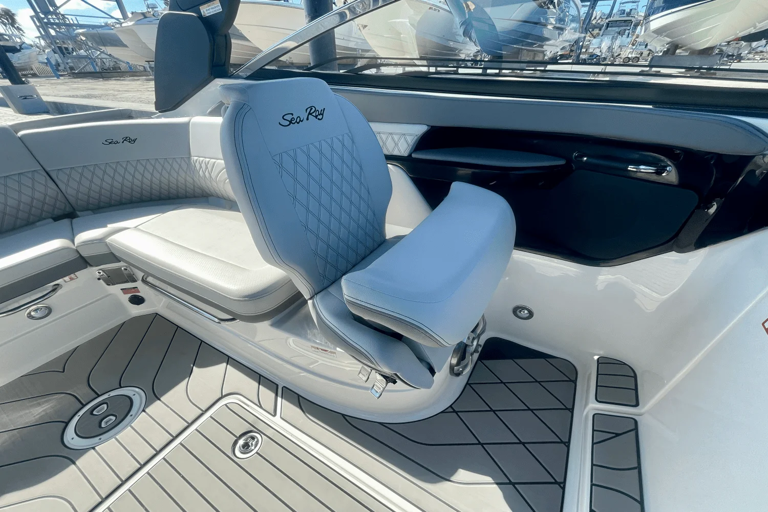 2025 Sea Ray SLX 260 Outboard Image Thumbnail #9