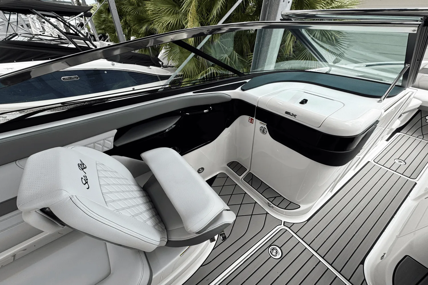 2025 Sea Ray SLX 260 Outboard Image Thumbnail #12