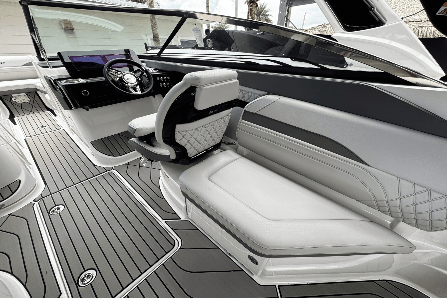 2025 Sea Ray SLX 260 Outboard Image Thumbnail #17