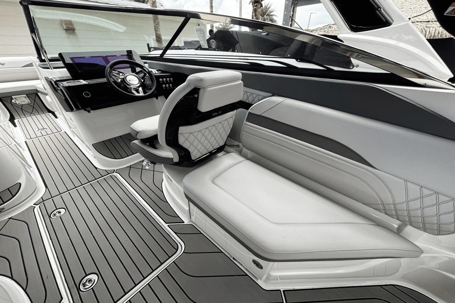 2025 Sea Ray SLX 260 Outboard Image Thumbnail #17