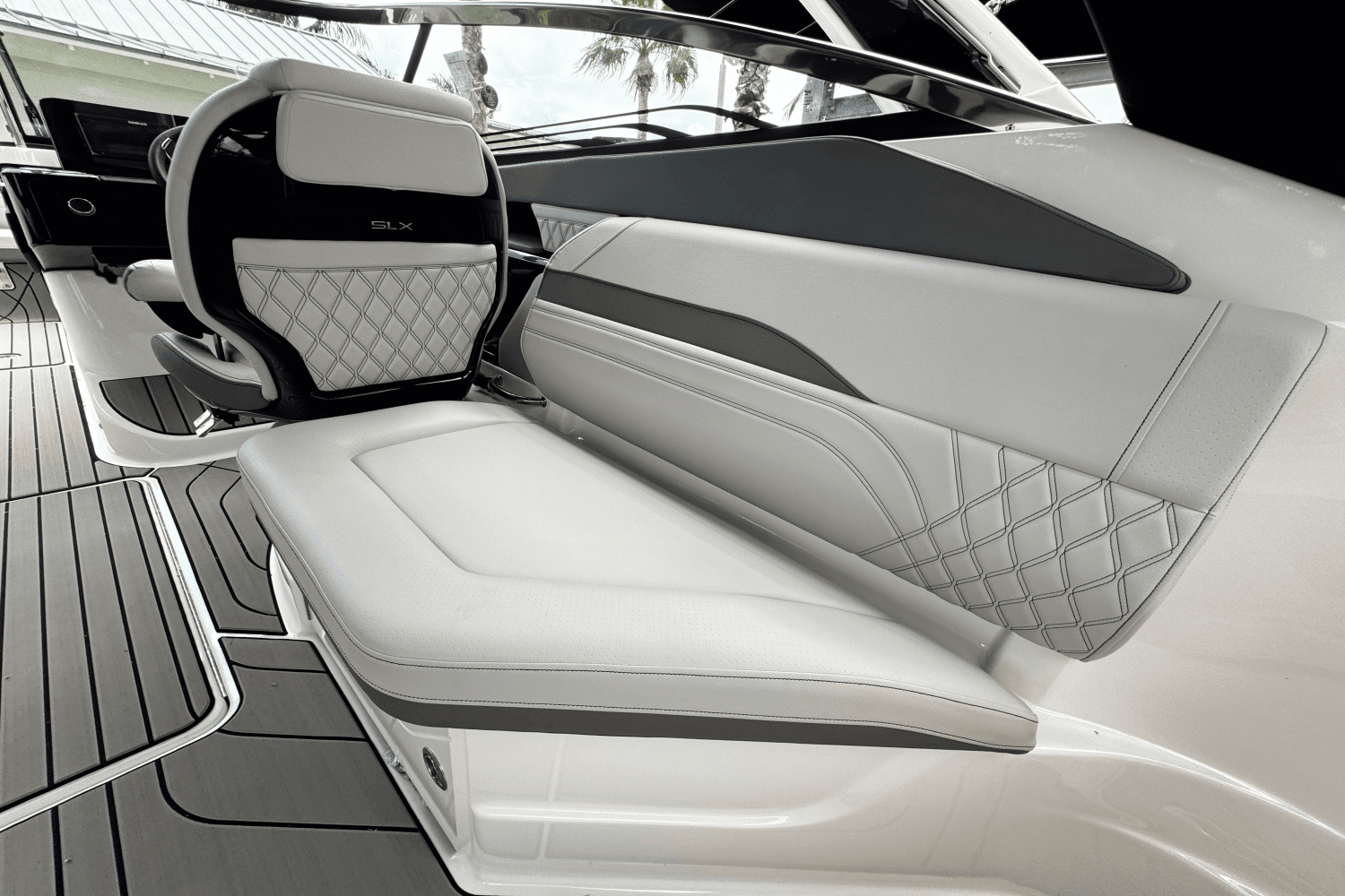 2025 Sea Ray SLX 260 Outboard Image Thumbnail #18