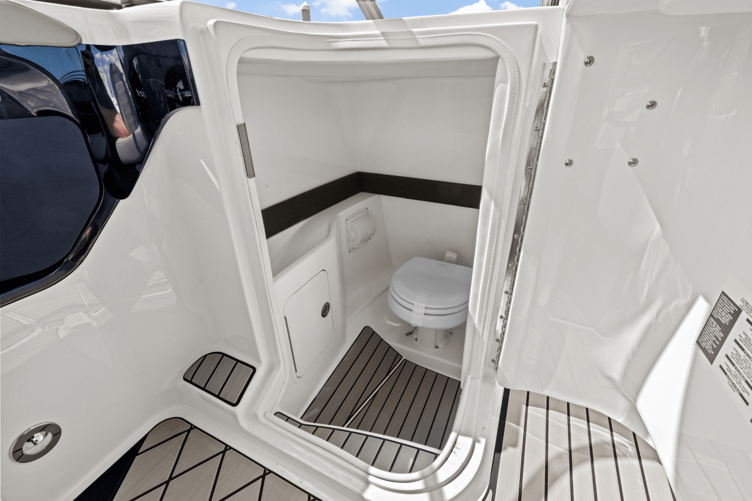 2025 Sea Ray SLX 260 Outboard Image Thumbnail #26