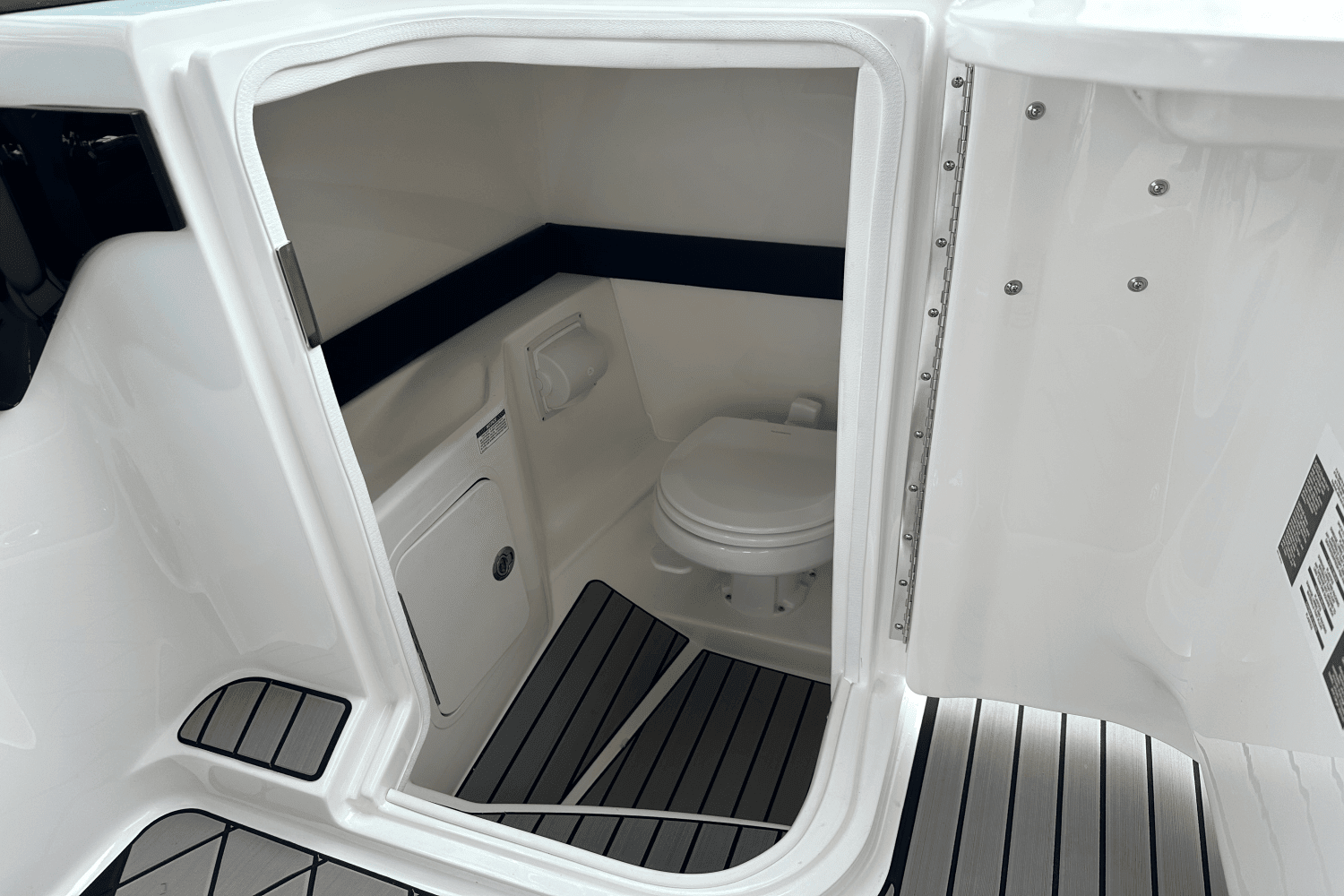 2025 Sea Ray SLX 260 Outboard Image Thumbnail #27