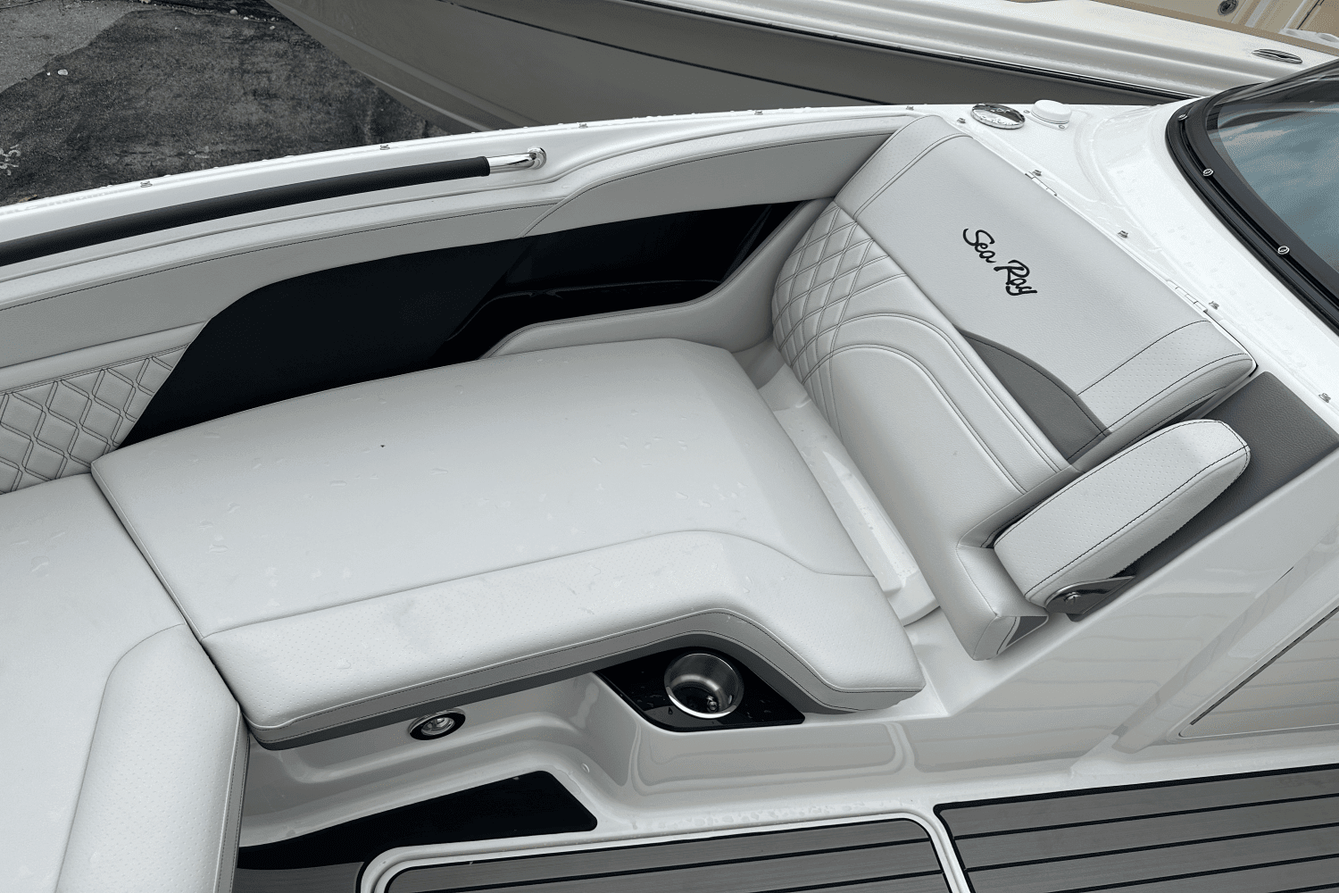 2025 Sea Ray SLX 260 Outboard Image Thumbnail #24