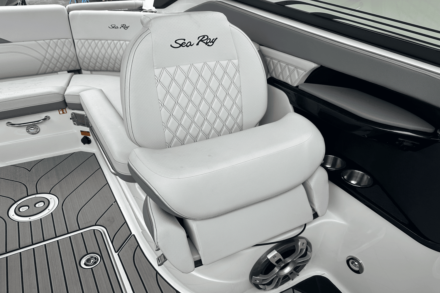 2025 Sea Ray SLX 260 Outboard Image Thumbnail #15