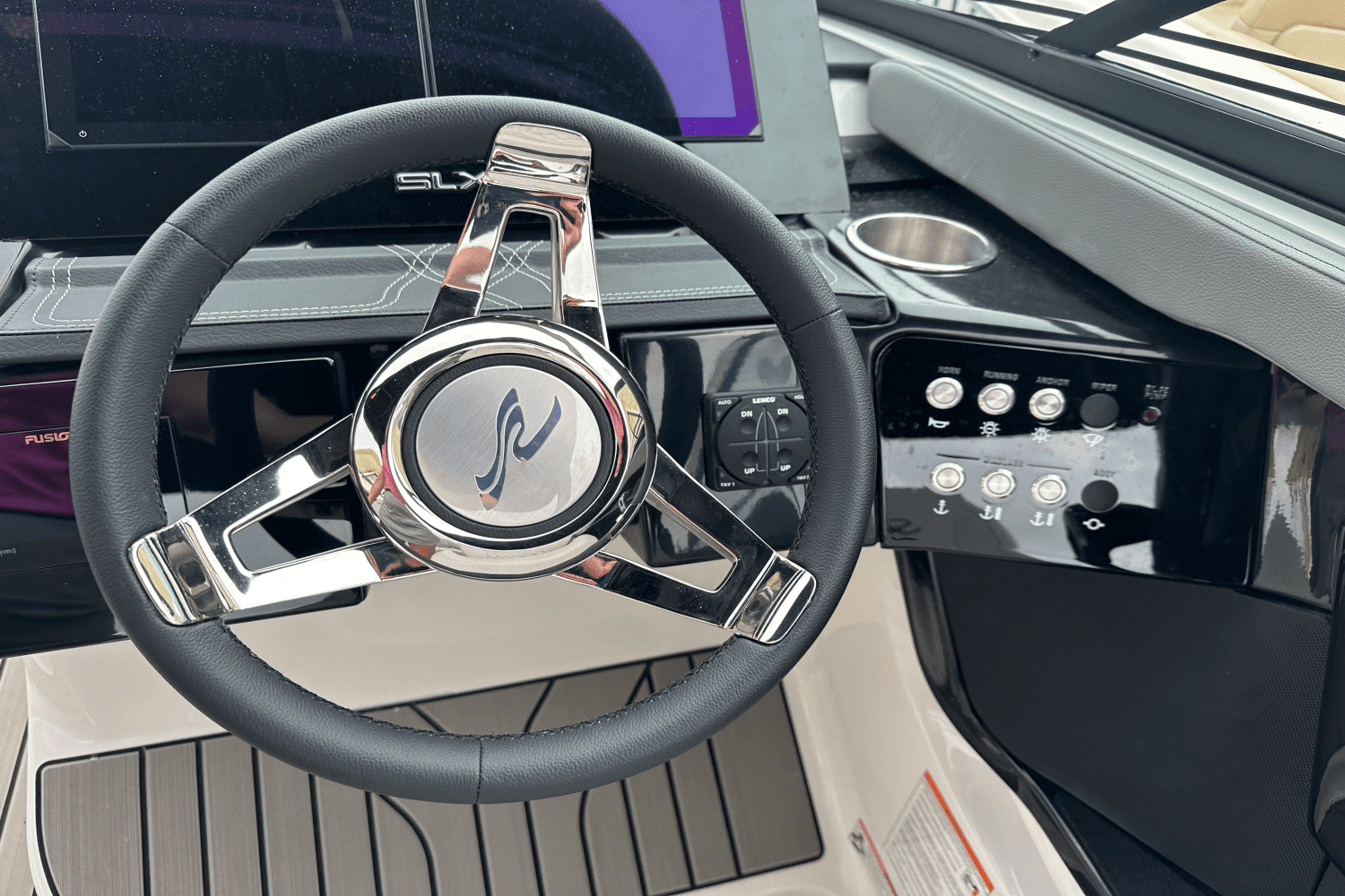 2025 Sea Ray SLX 260 Outboard Image Thumbnail #17