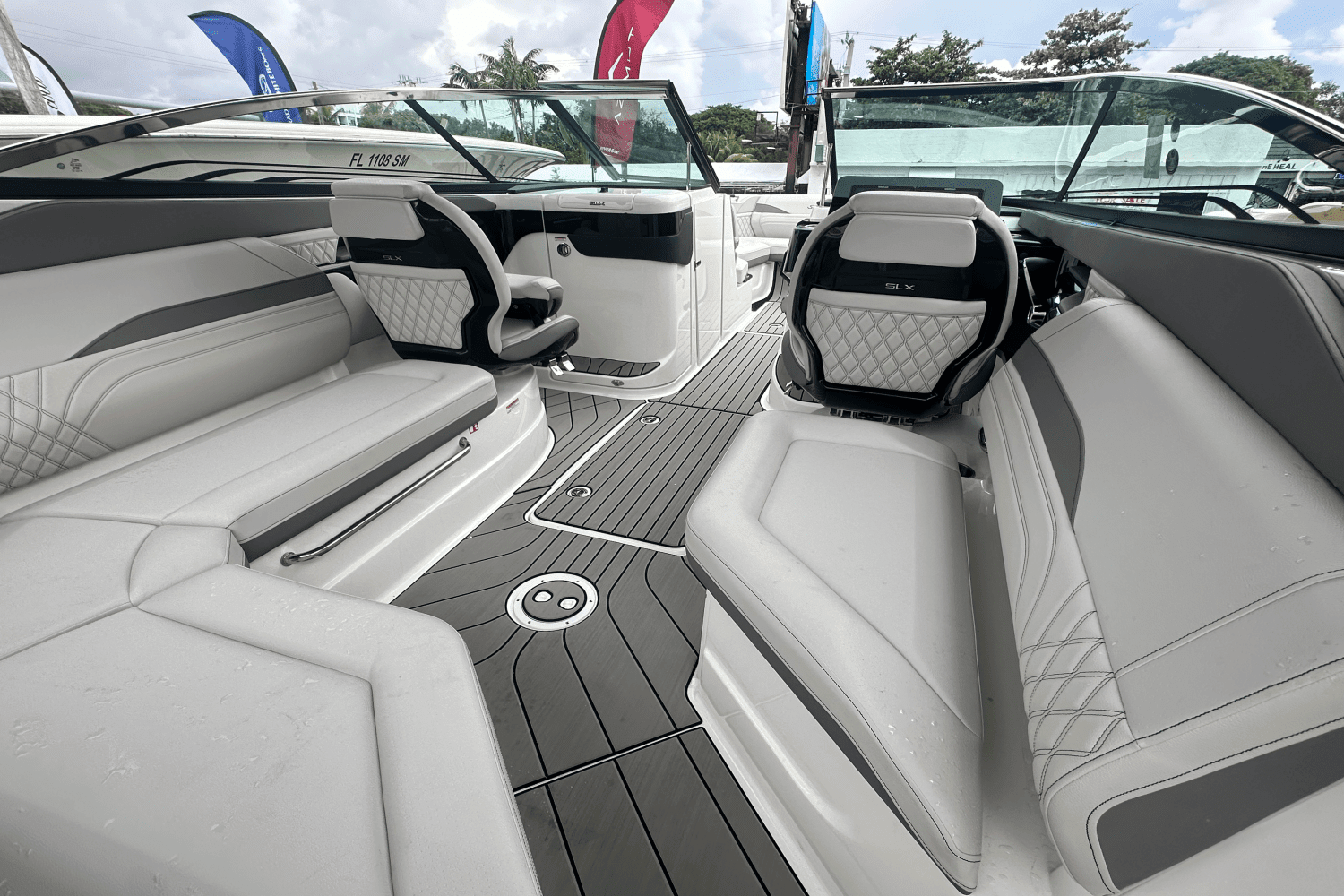 2025 Sea Ray SLX 260 Outboard Image Thumbnail #14