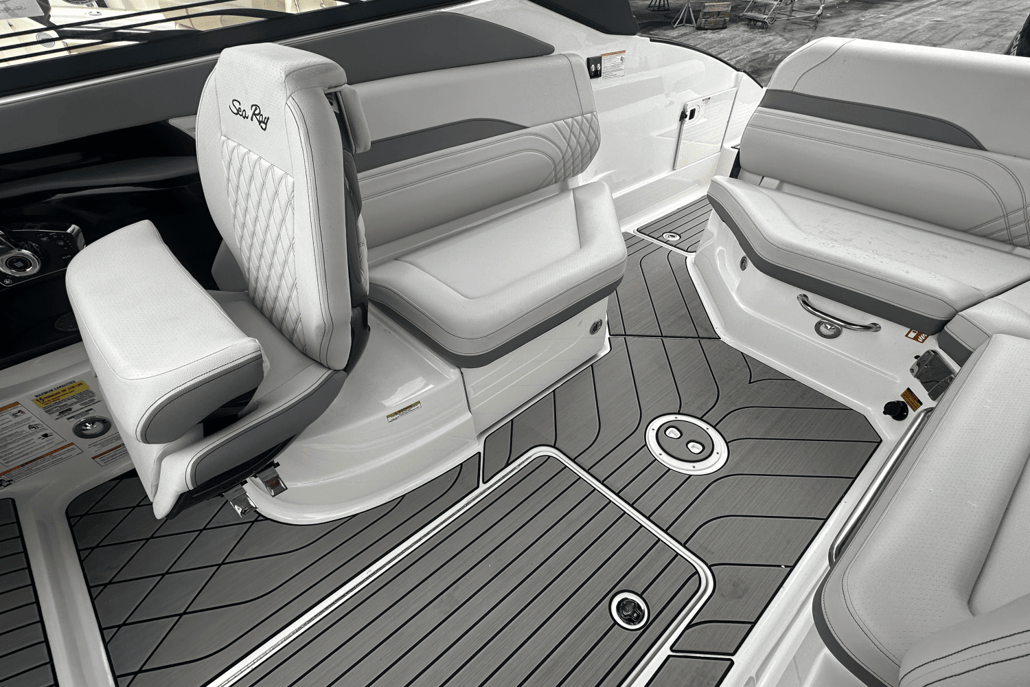 2025 Sea Ray SLX 260 Outboard Image Thumbnail #12