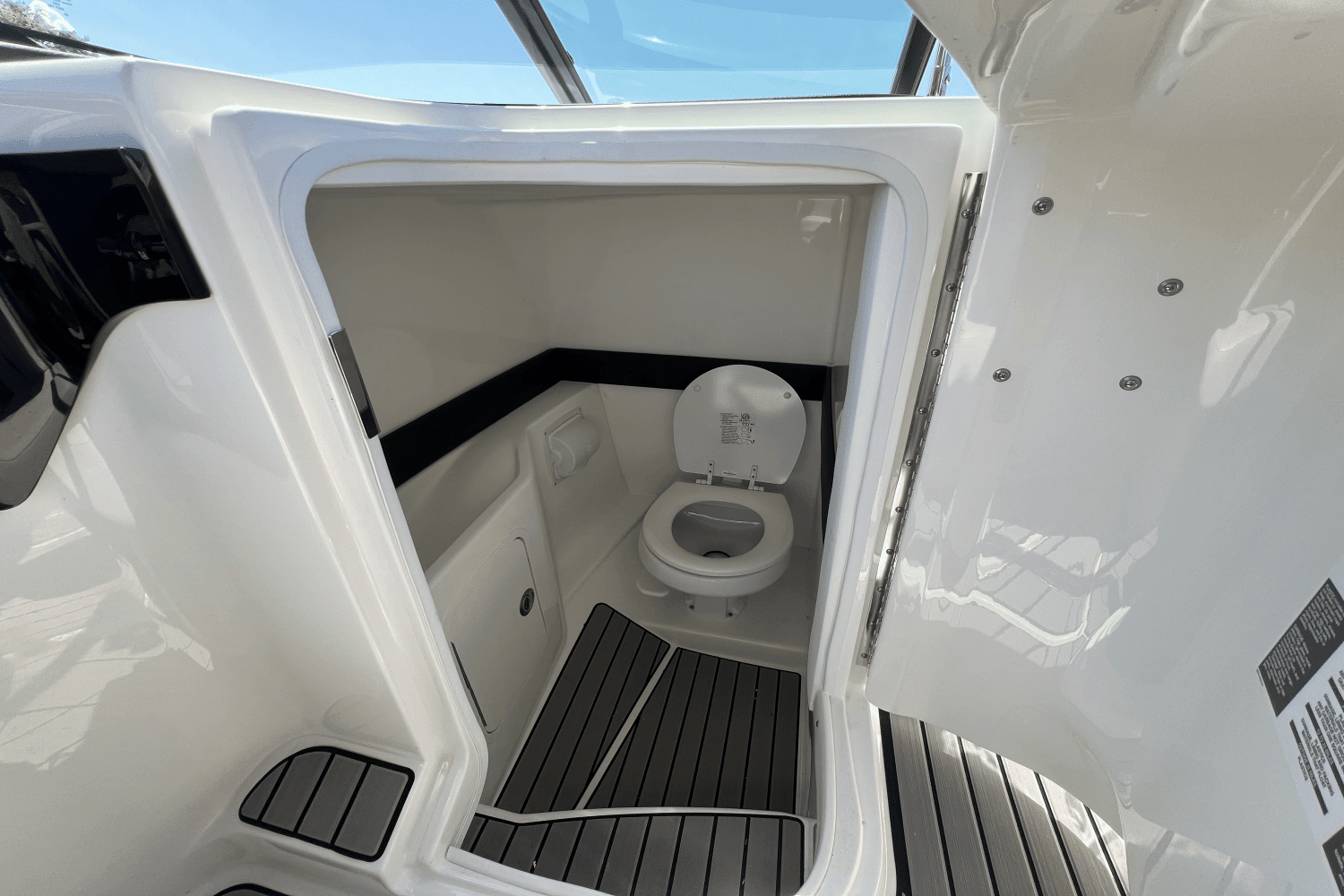 2025 Sea Ray SLX 260 Outboard Image Thumbnail #40