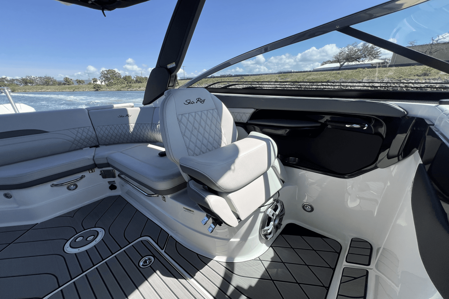 2025 Sea Ray SLX 260 Outboard Image Thumbnail #37