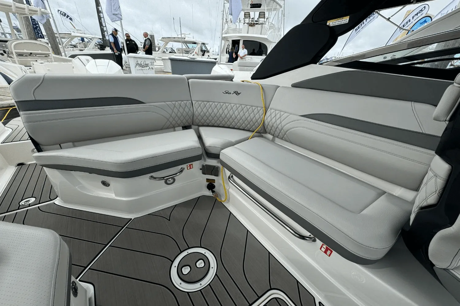 2025 Sea Ray SLX 260 Outboard Image Thumbnail #13