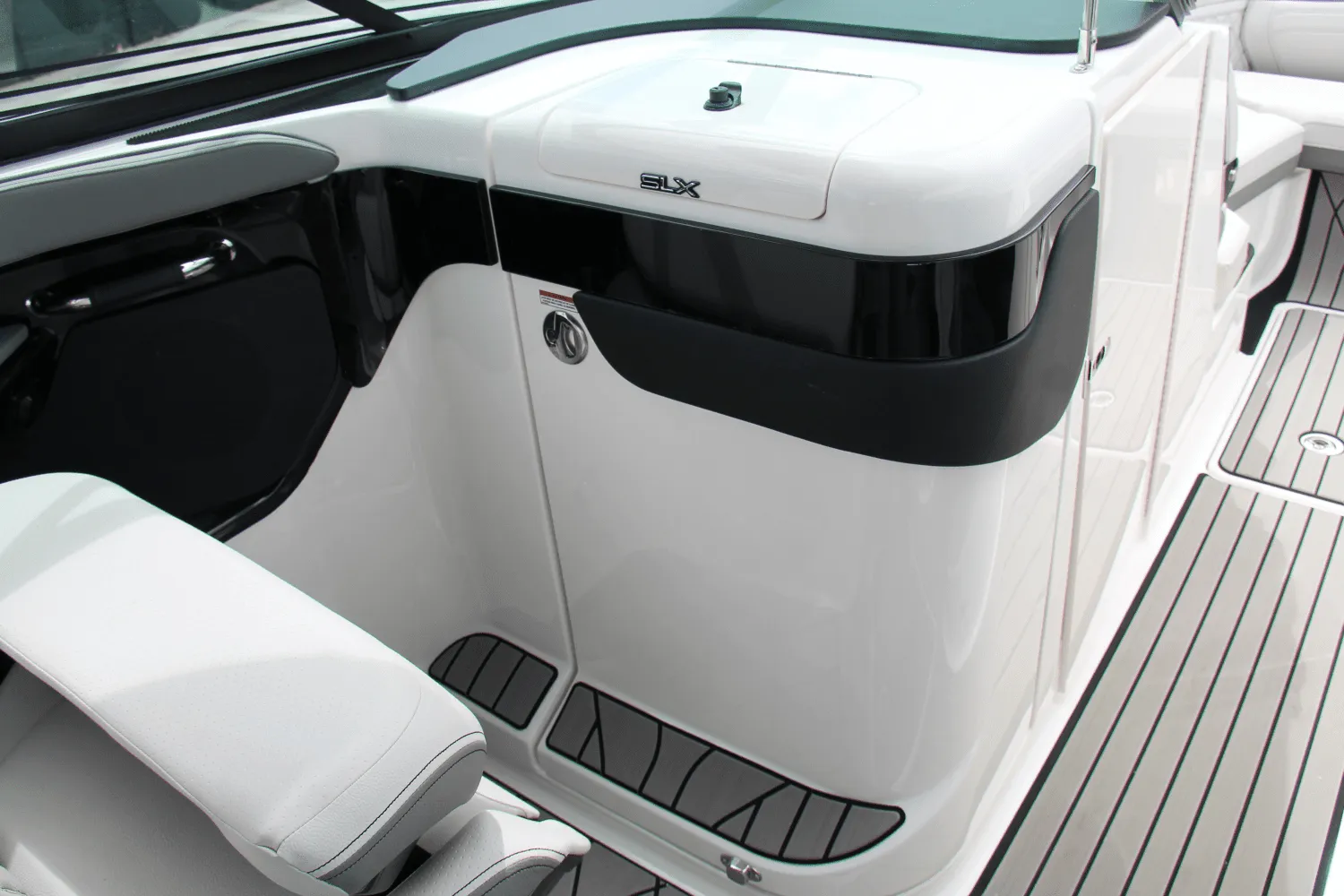 2025 Sea Ray SLX 260 Outboard Image Thumbnail #23