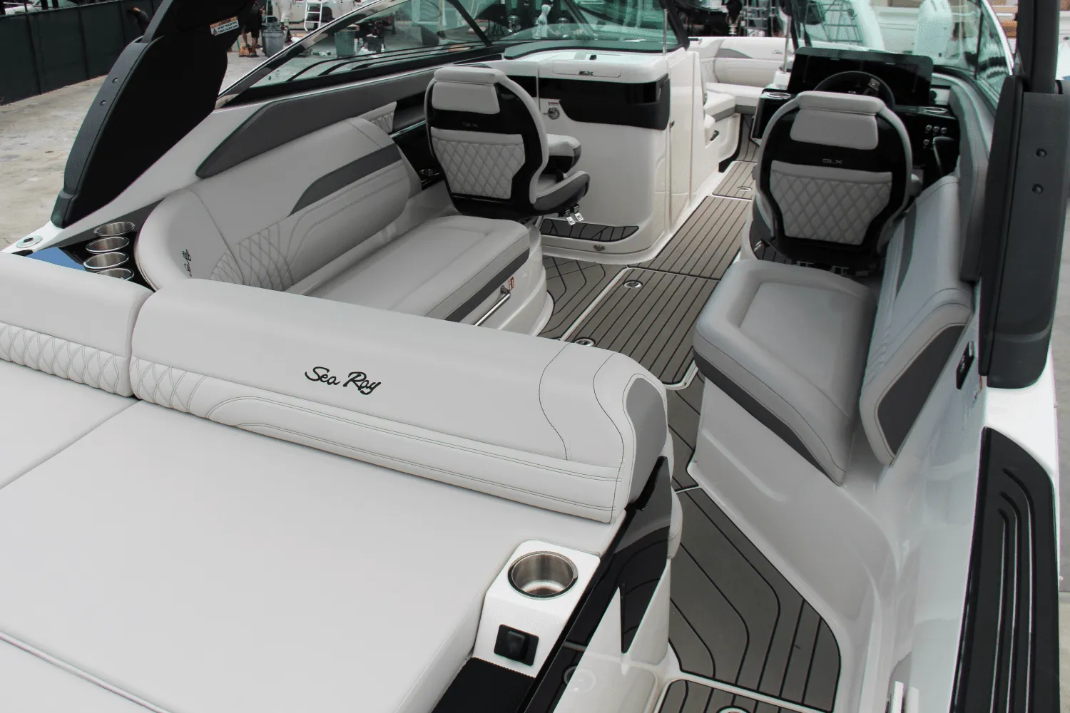 2025 Sea Ray SLX 260 Outboard Image Thumbnail #16