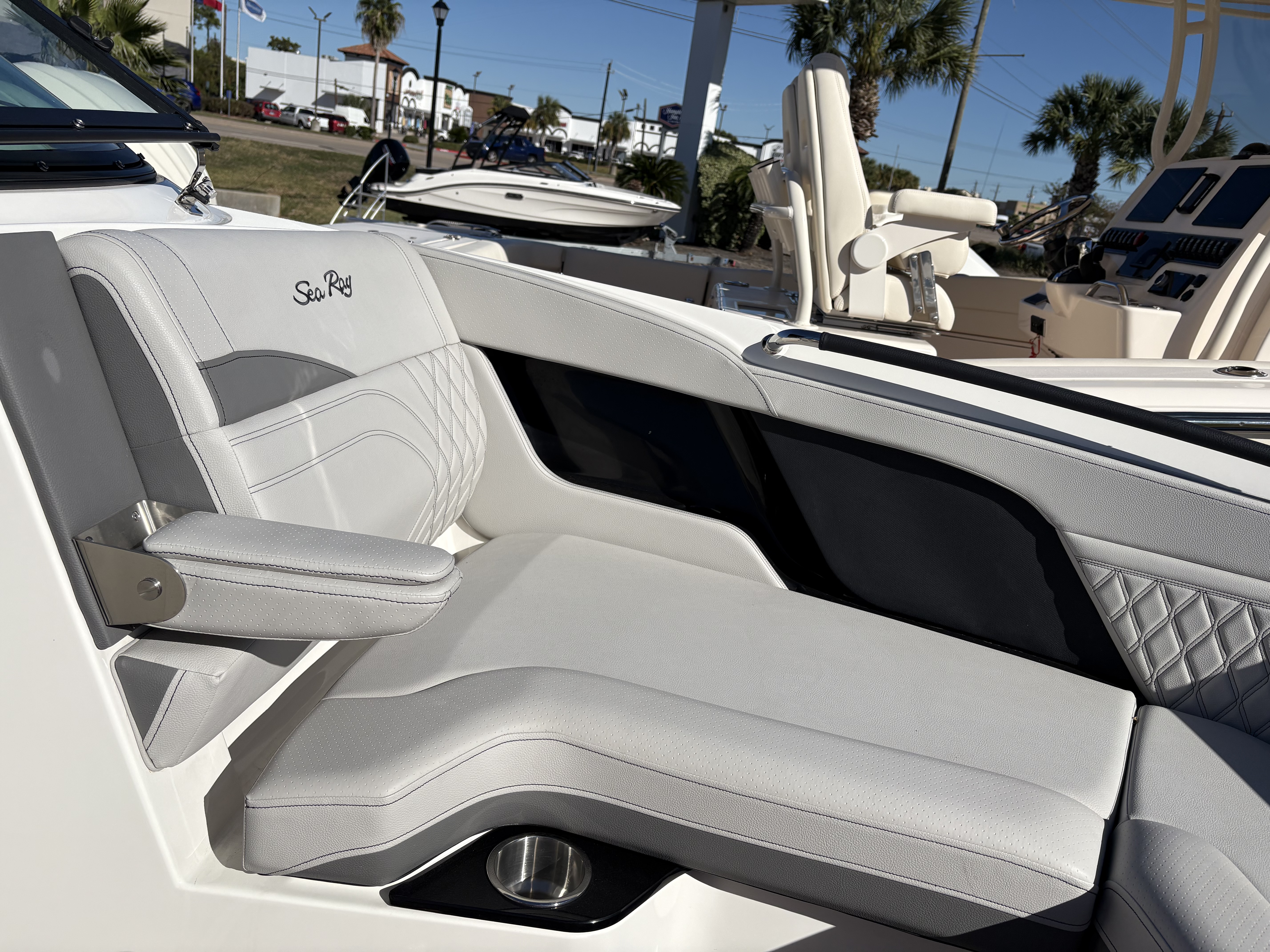 2025 Sea Ray SLX 260 Outboard Image Thumbnail #16