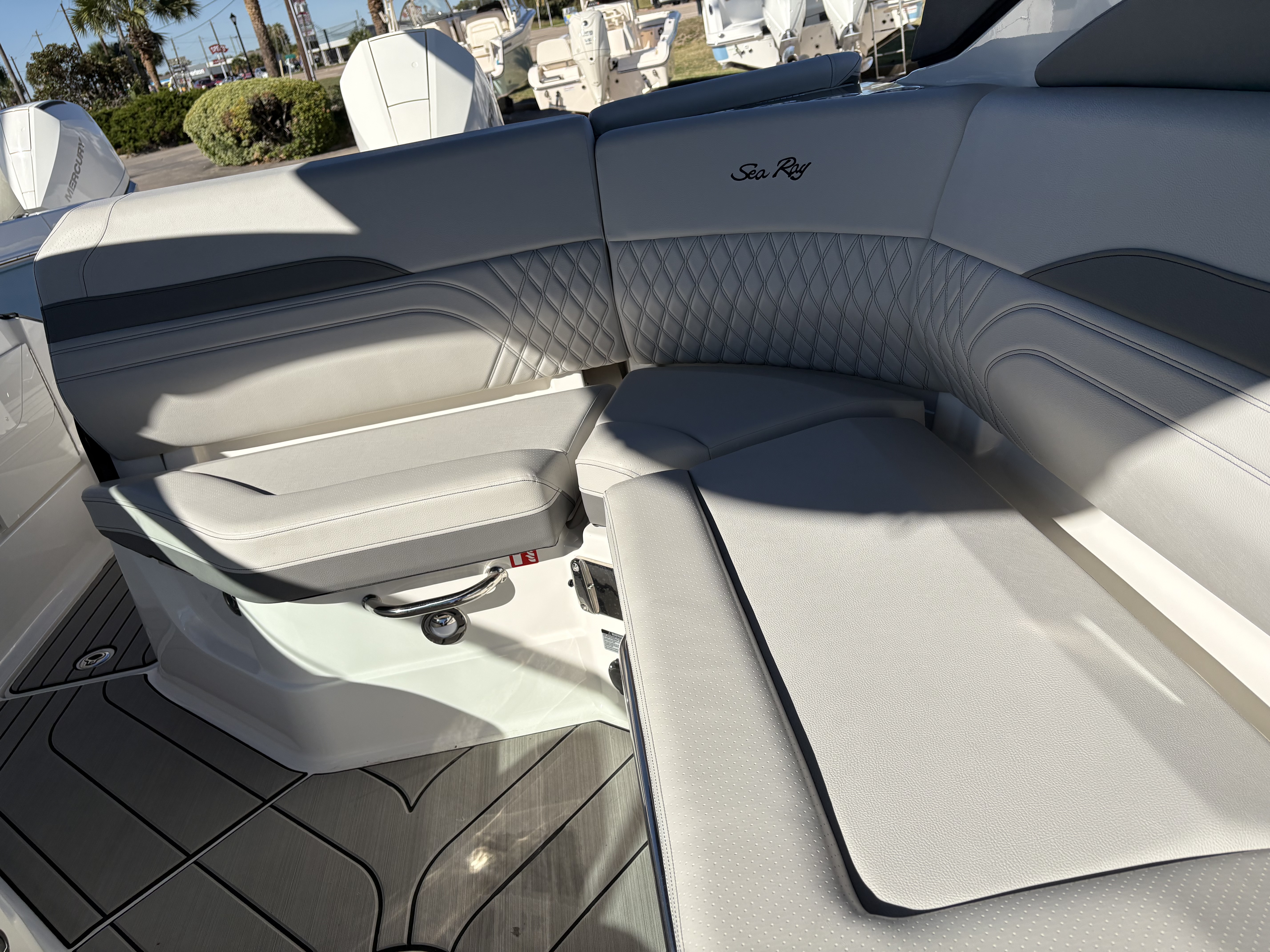 2025 Sea Ray SLX 260 Outboard Image Thumbnail #11