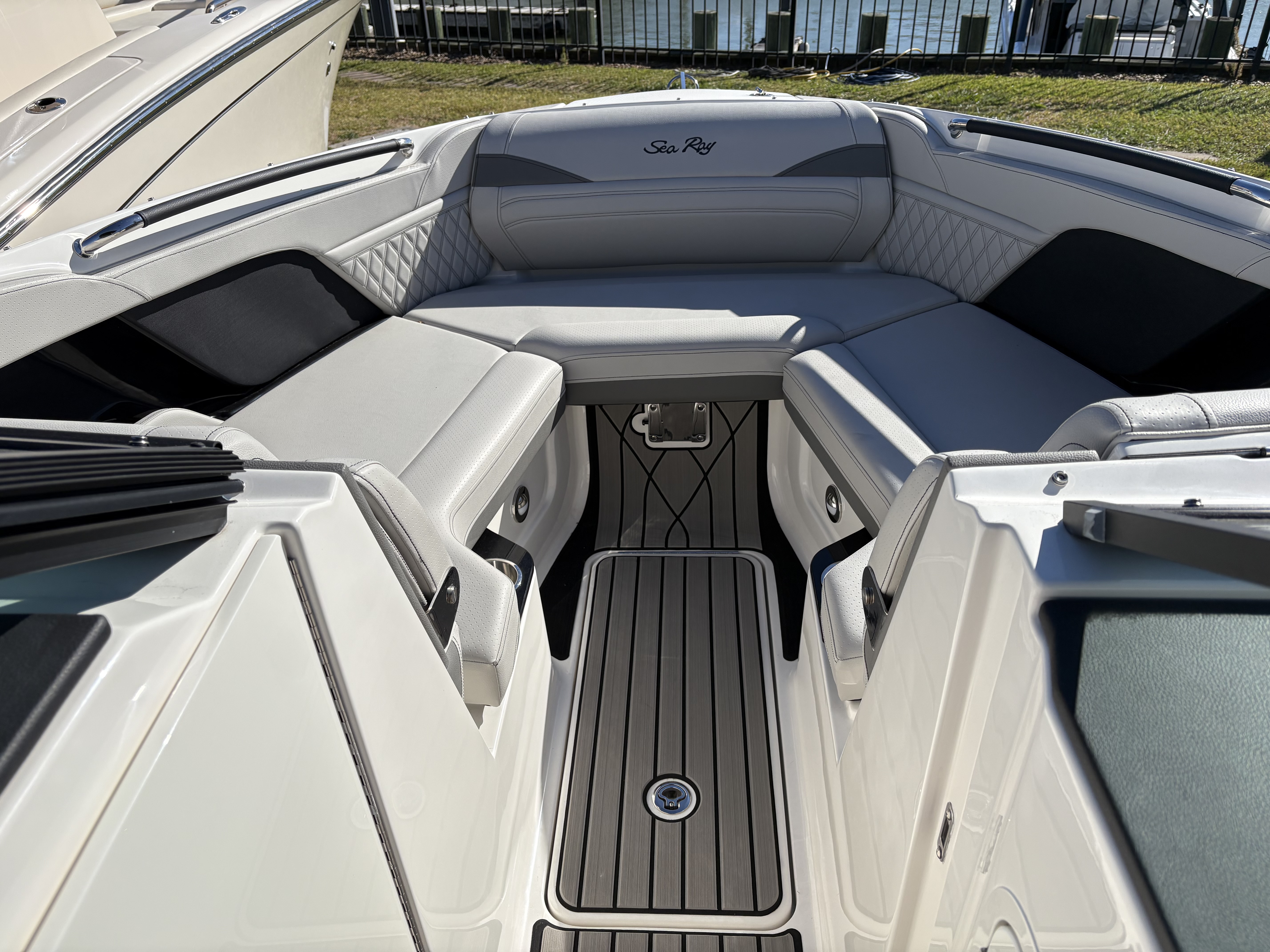 2025 Sea Ray SLX 260 Outboard Image Thumbnail #13