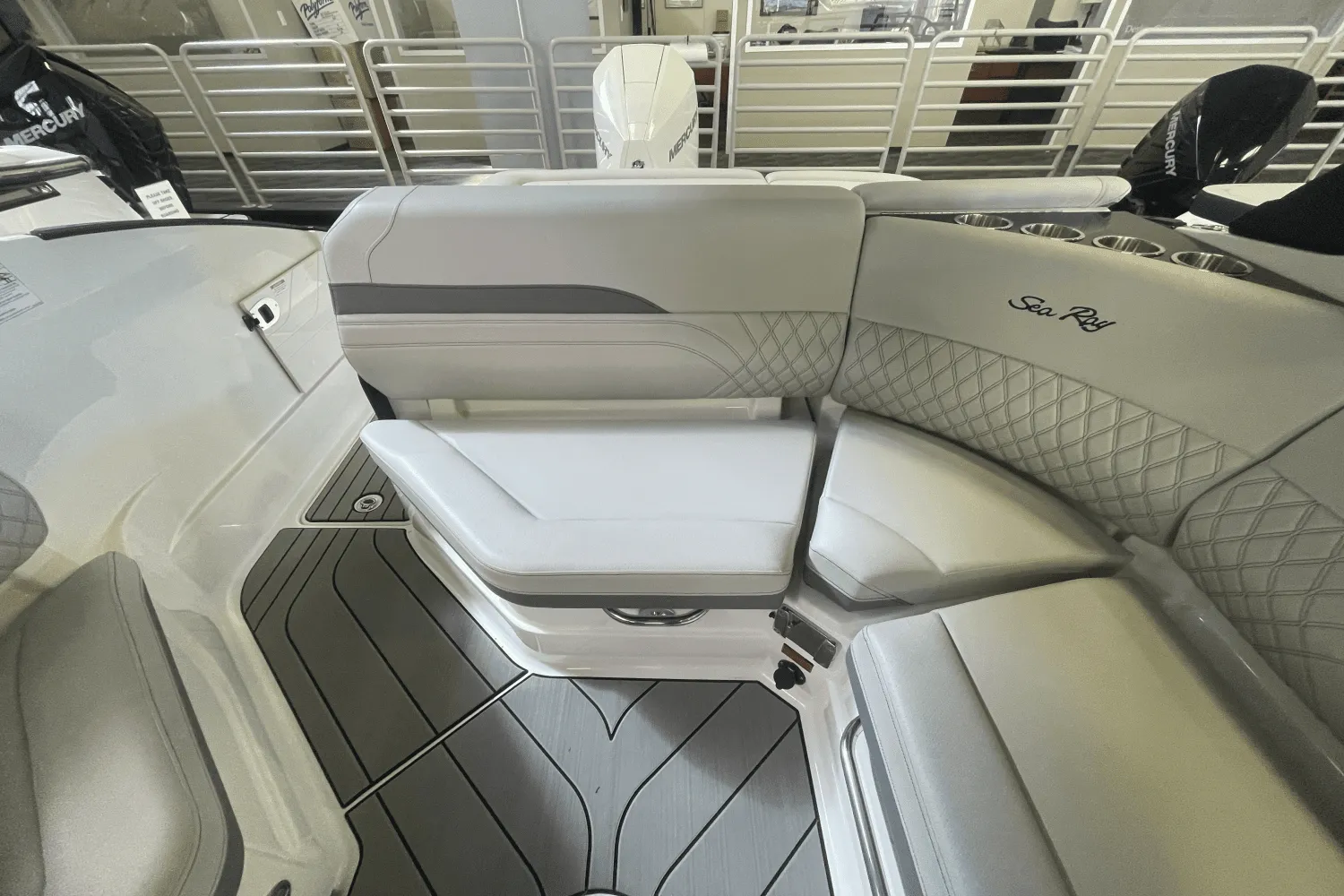 2025 Sea Ray SLX 260 Outboard Image Thumbnail #8