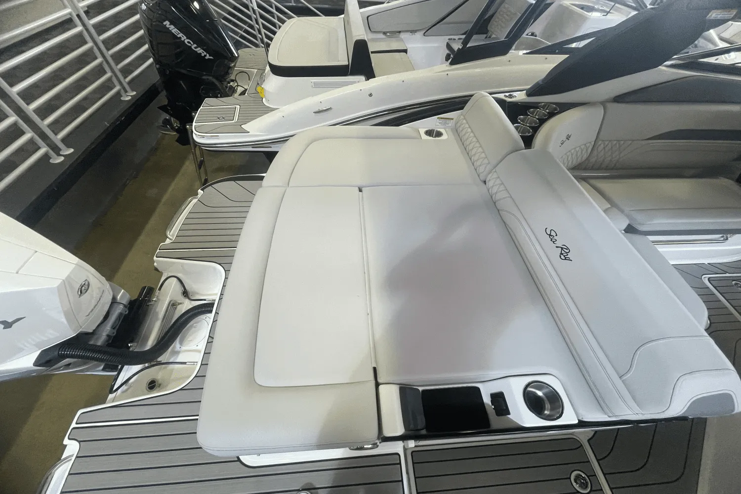 2025 Sea Ray SLX 260 Outboard Image Thumbnail #12