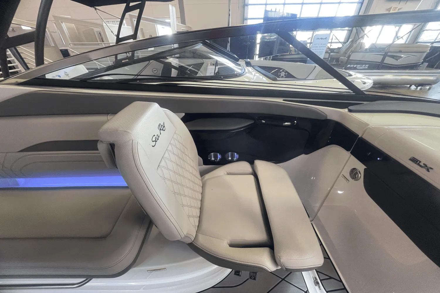 2025 Sea Ray SLX 260 Outboard Image Thumbnail #6