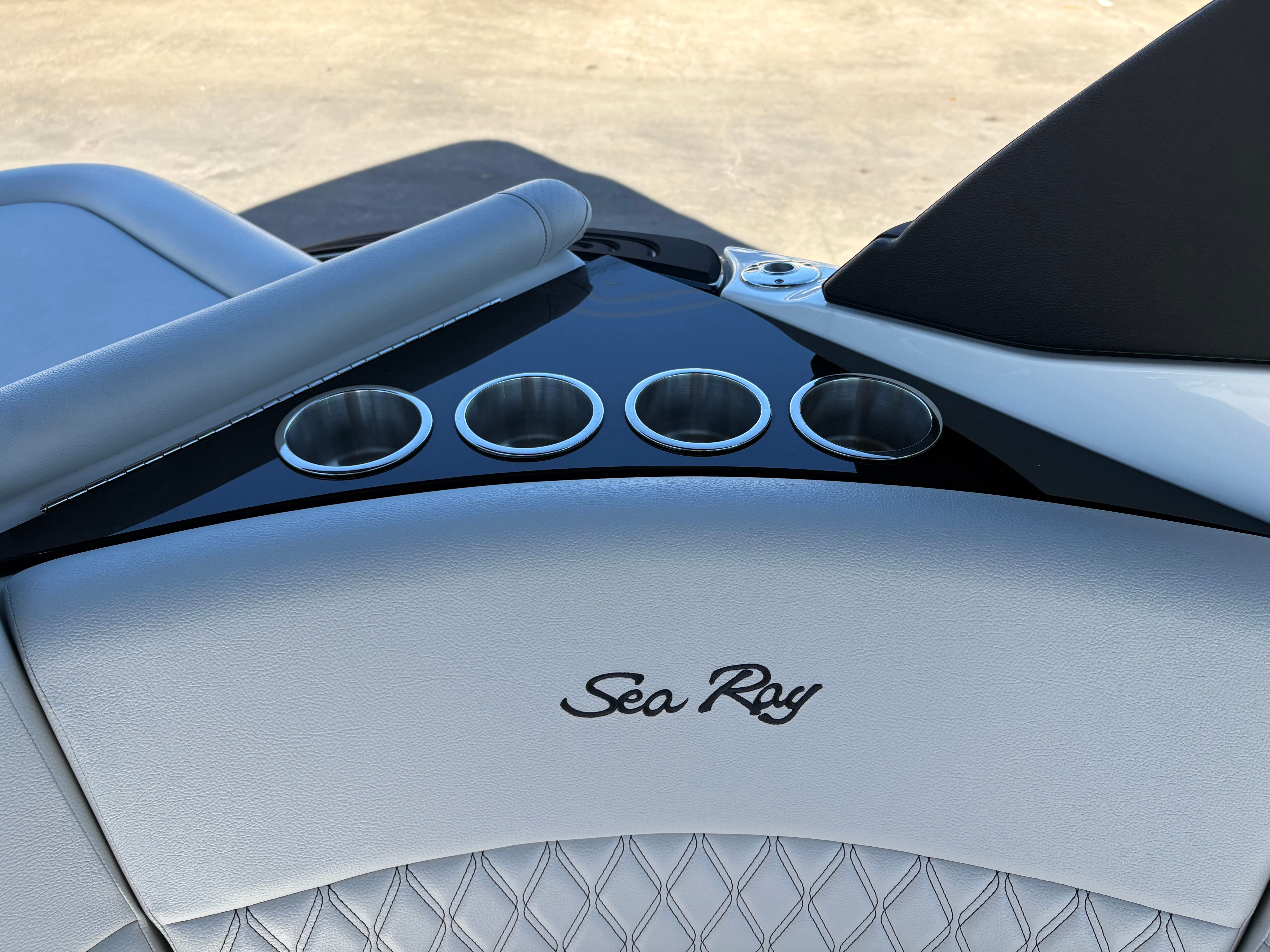 2025 Sea Ray SLX 260 Outboard Image Thumbnail #12