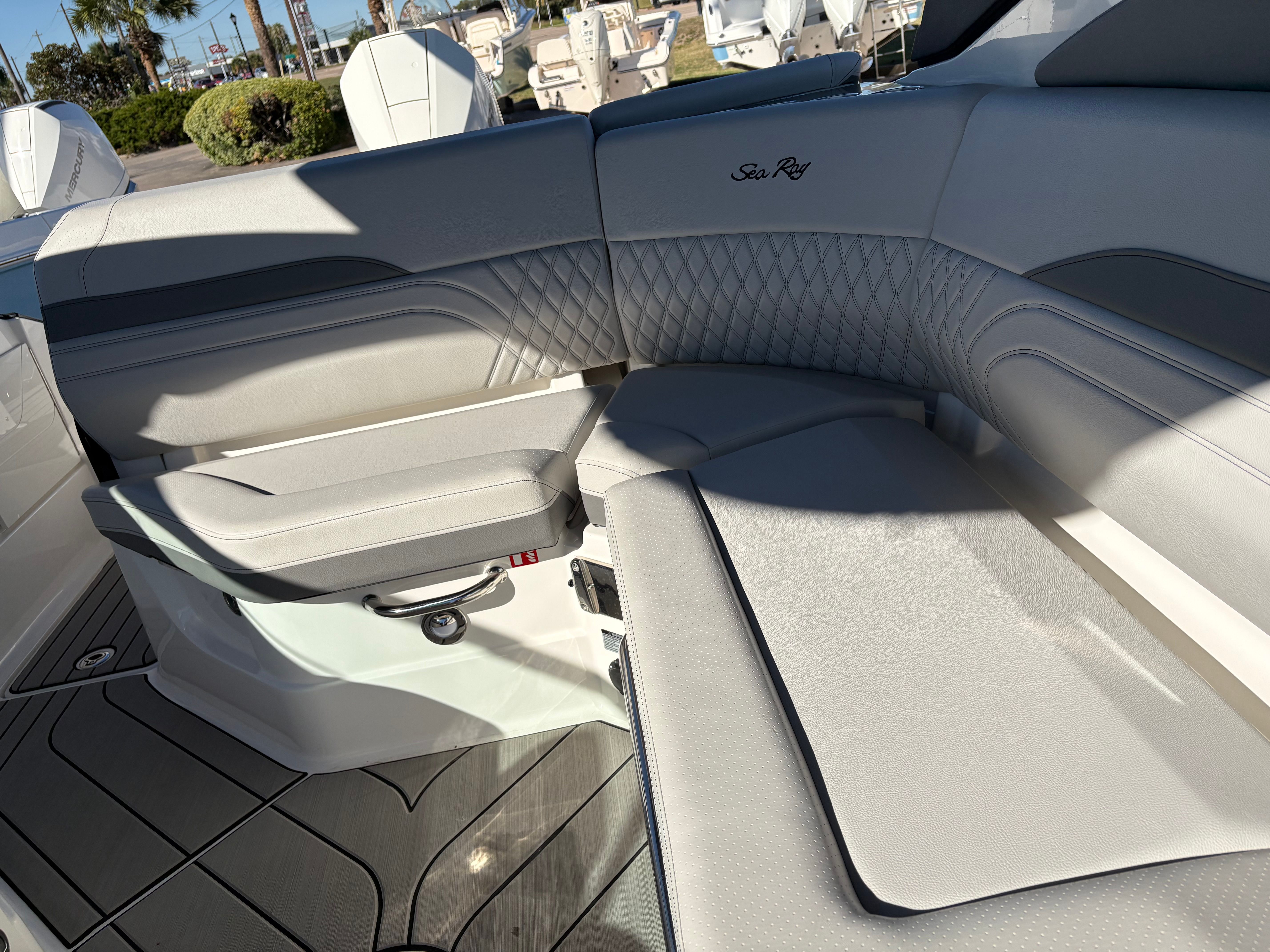 2025 Sea Ray SLX 260 Outboard Image Thumbnail #11